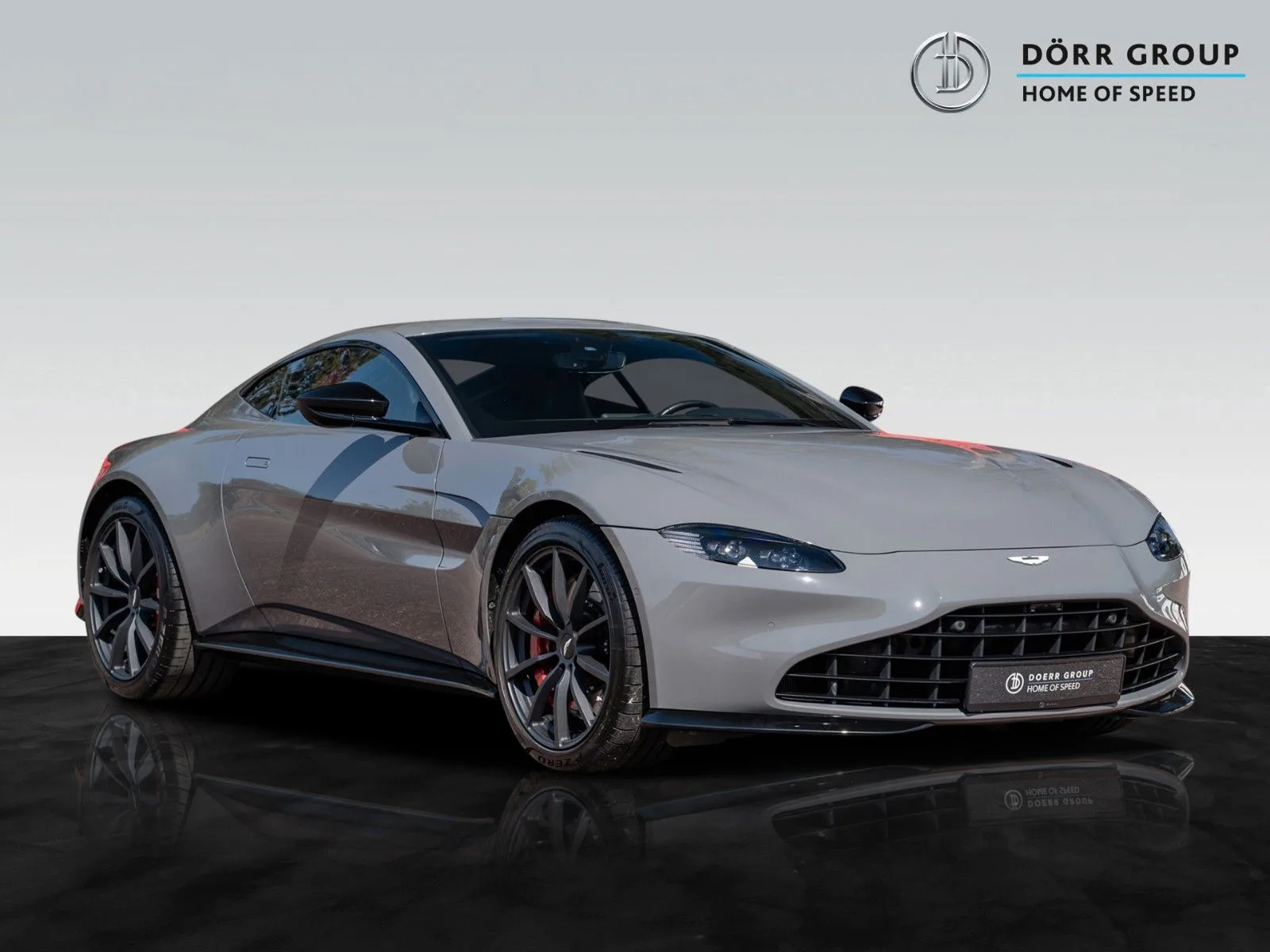 2023 Aston Martin V8 Vantage proposée par un concessionnaire agréé à Hockenheim, Allemagne, photo principale