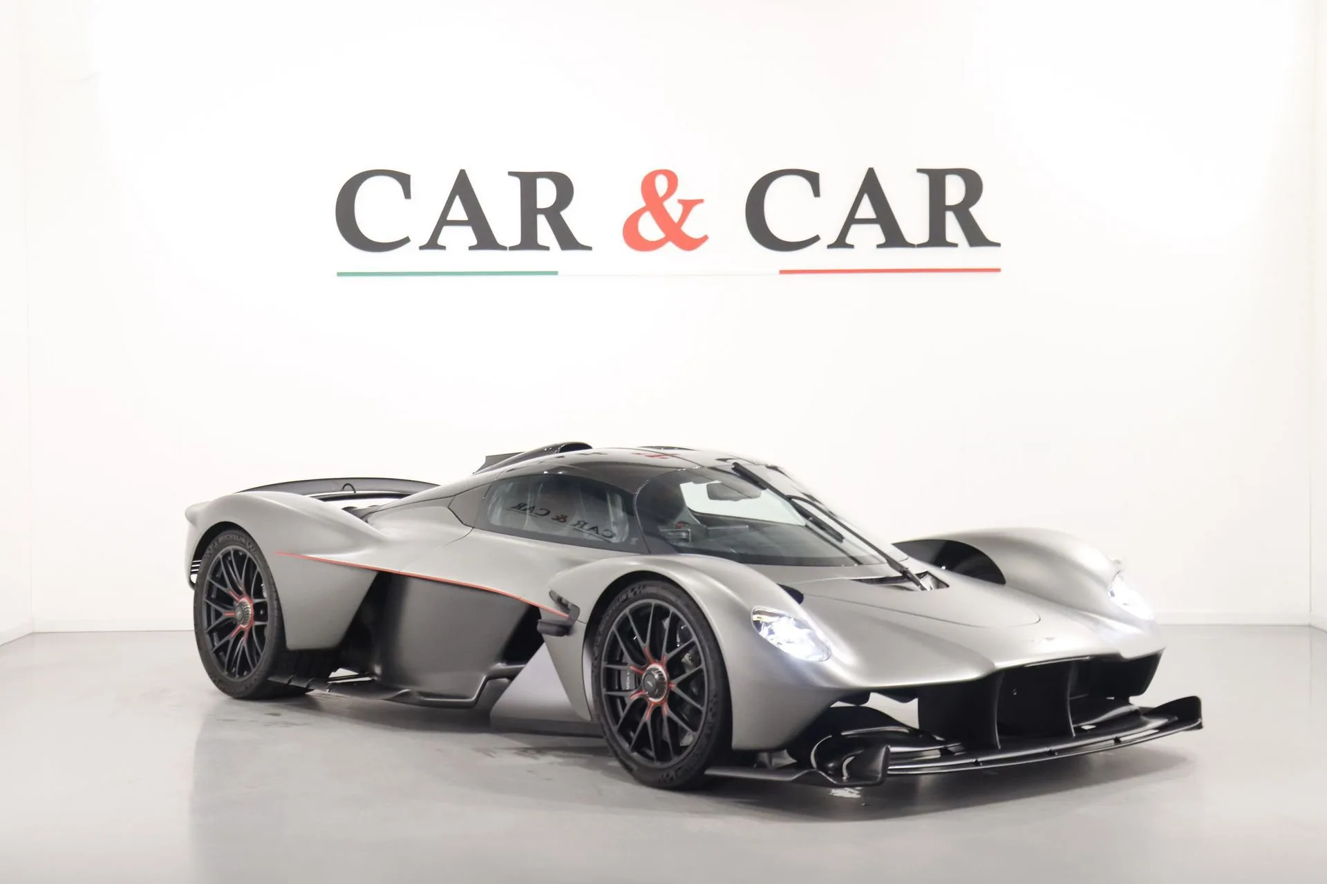 2023 Aston Martin Valkyrie proposée par un spécialiste de la supercar à Zibido San Giacomo, Italie, photo principale