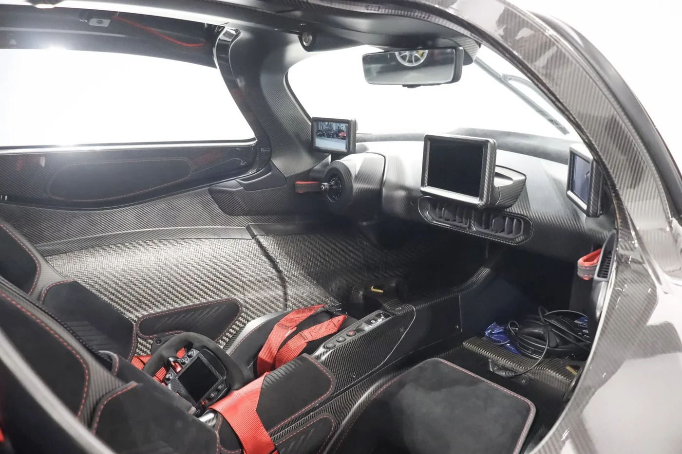 2023 Aston Martin Valkyrie offered by a supercar dealer in Zibido San Giacomo, Italy, photo 17 of 23