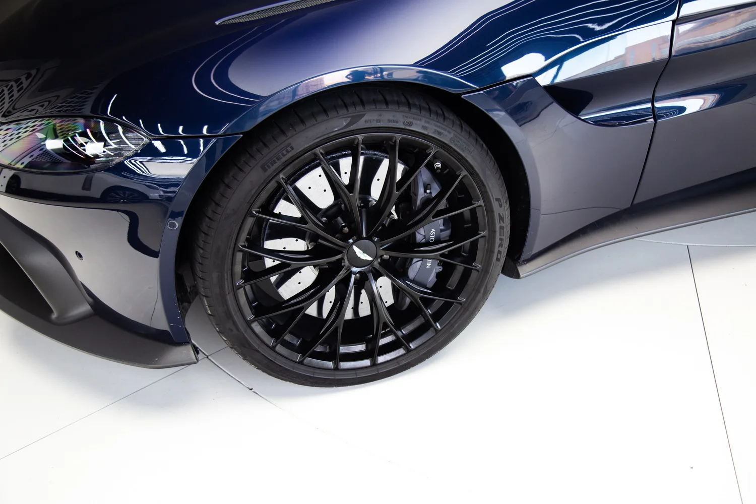 2023 Aston Martin Vantage, 6/12