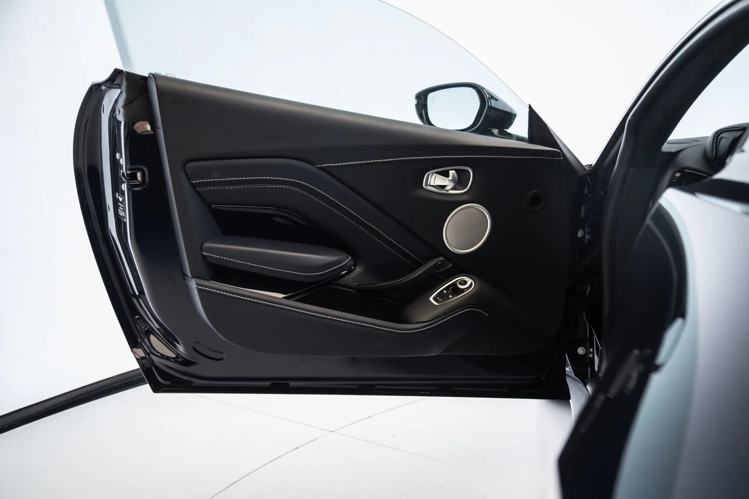2023 Aston Martin Vantage, 7/12