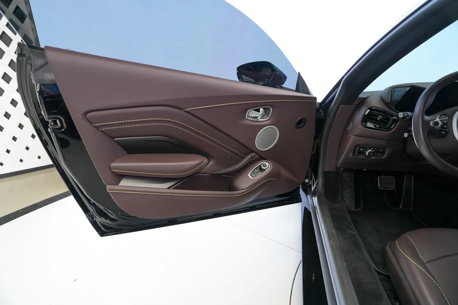2023 Aston Martin Vantage, 7/14