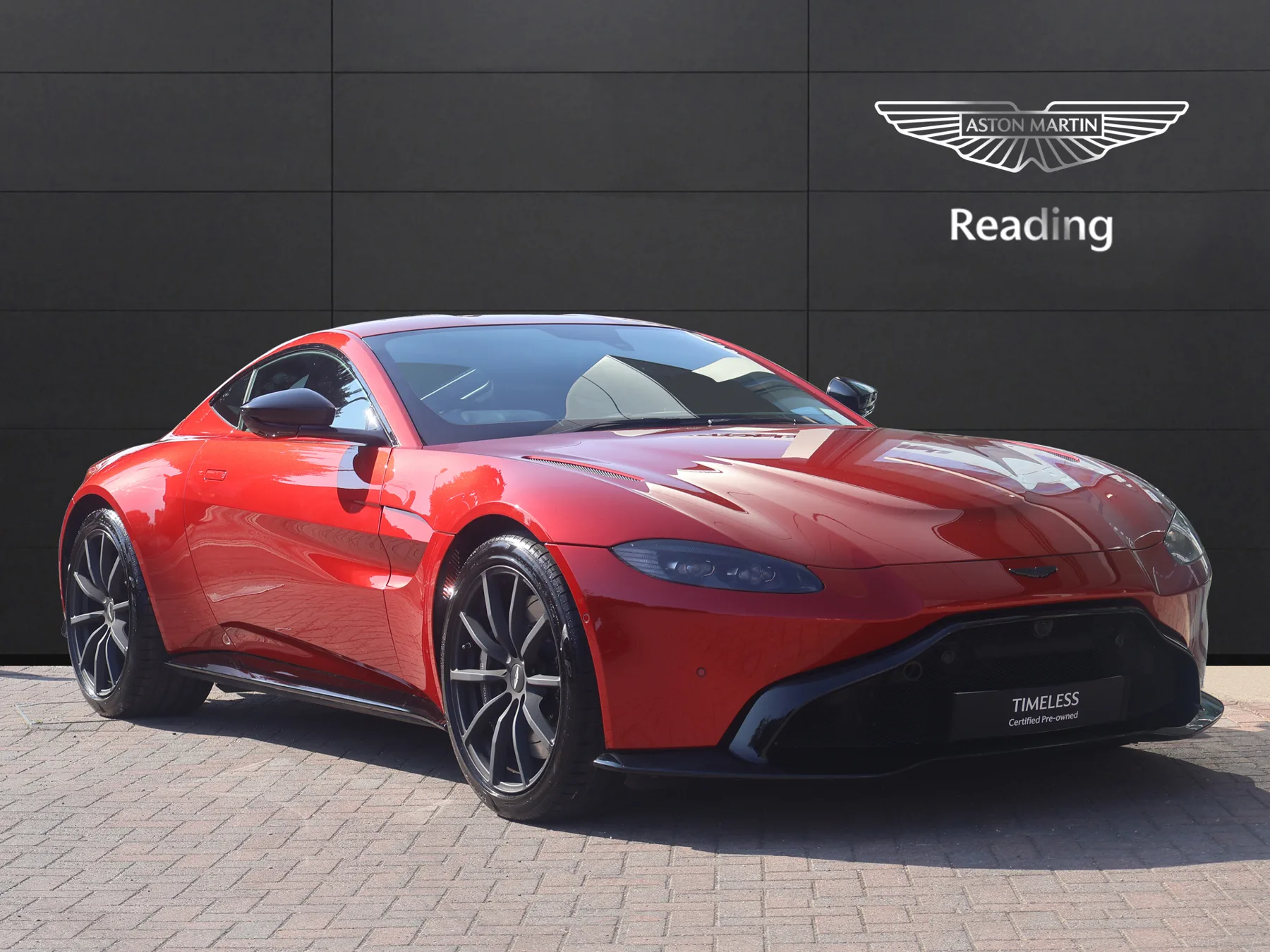2023 Aston Martin V8 Vantage proposée par un groupe de concessions agréées à Pangbourne, Royaume-Uni, photo principale