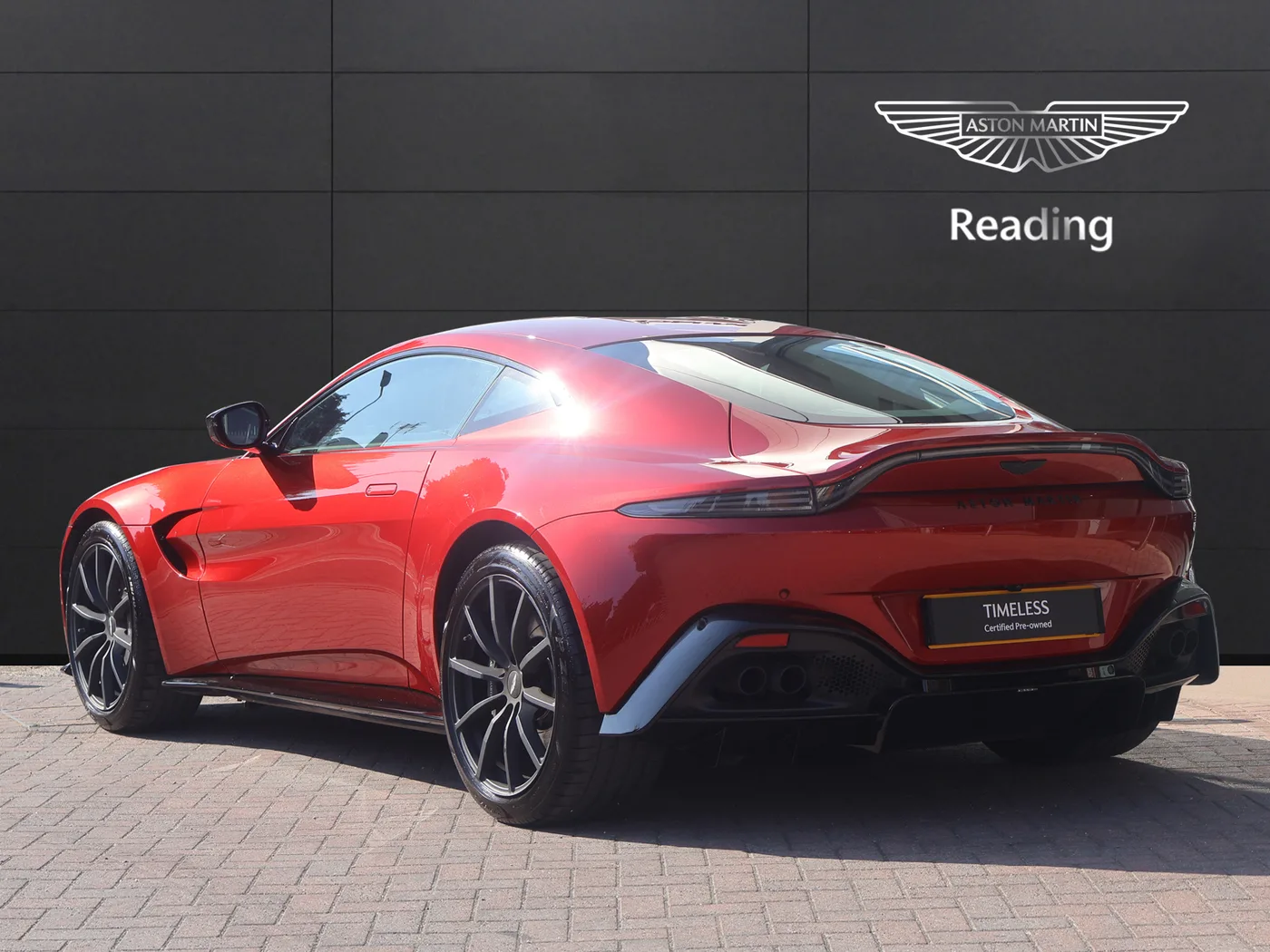 2023 Aston Martin V8 Vantage proposée par un groupe de concessions agréées à Pangbourne, Royaume-Uni, photo 2 sur 25