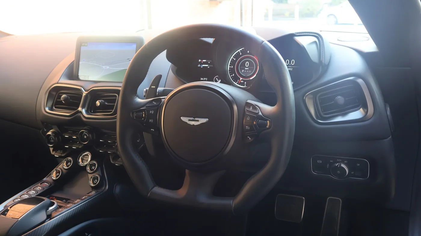 2023 Aston Martin V8 Vantage proposée par un groupe de concessions agréées à Pangbourne, Royaume-Uni, photo 3 sur 25