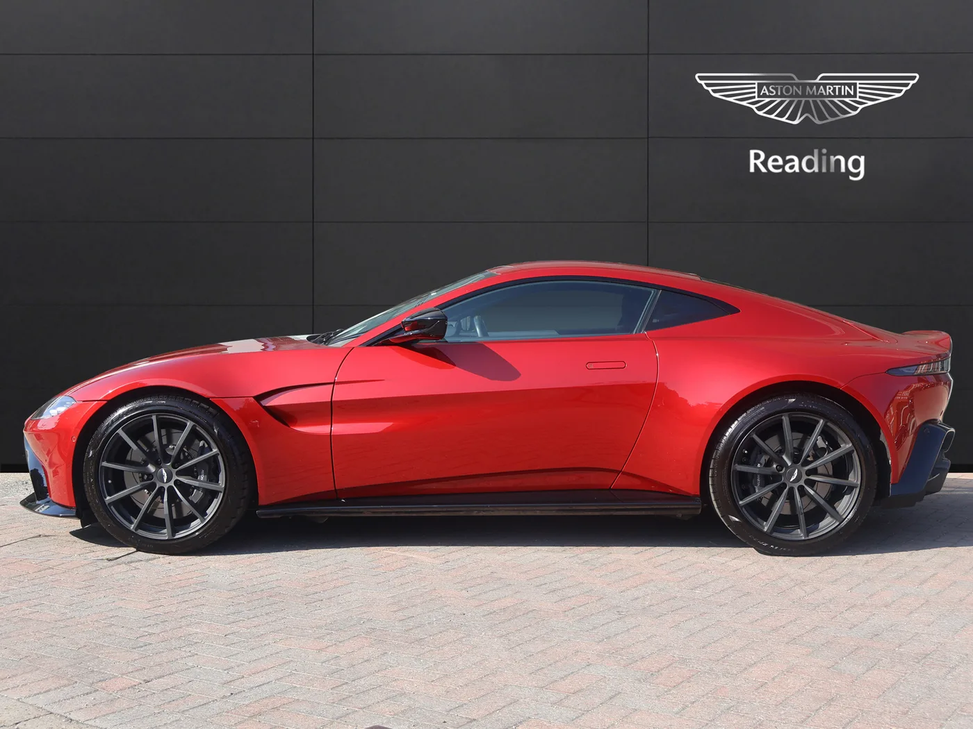2023 Aston Martin V8 Vantage proposée par un groupe de concessions agréées à Pangbourne, Royaume-Uni, photo 6 sur 25