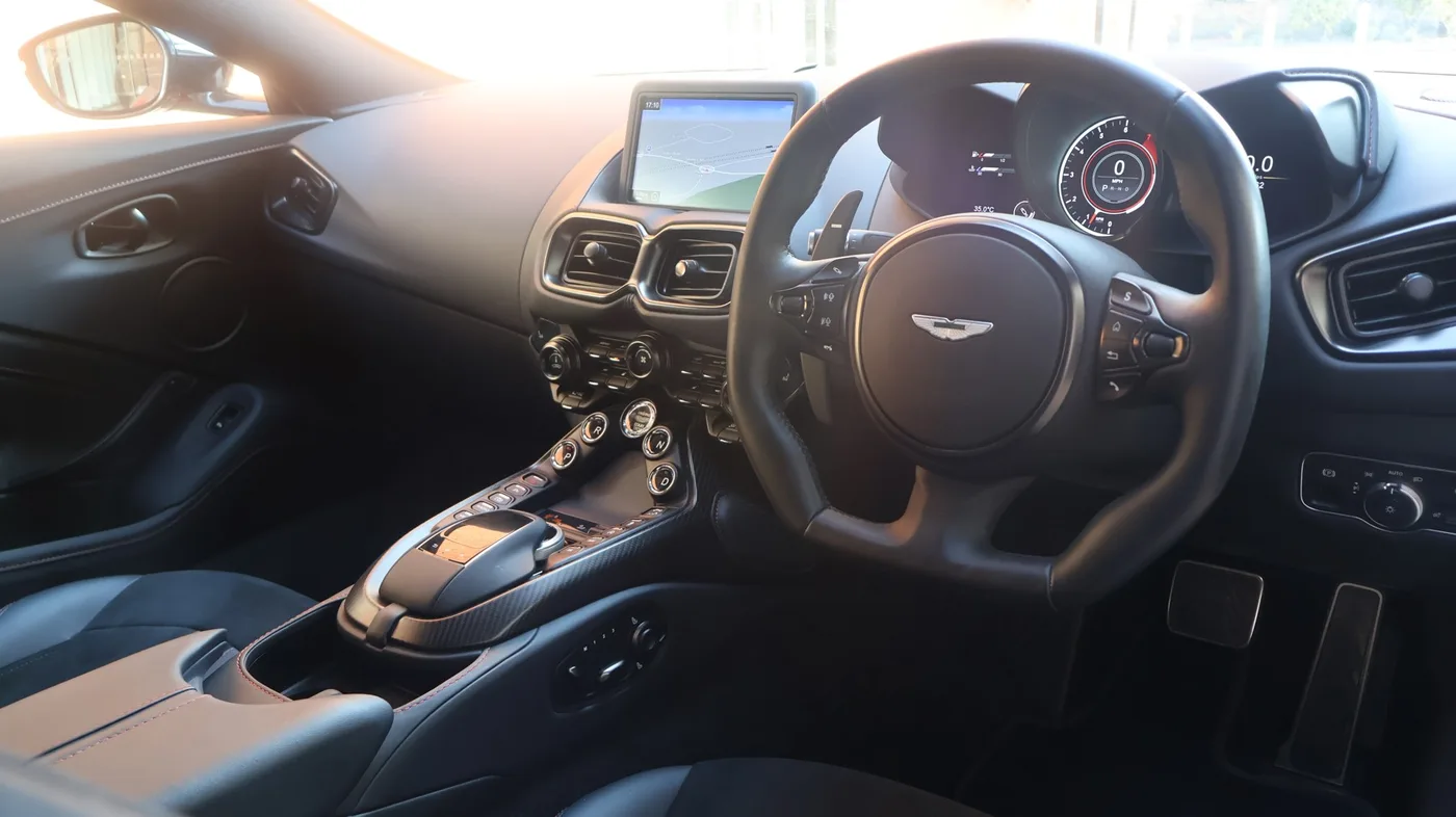 2023 Aston Martin V8 Vantage proposée par un groupe de concessions agréées à Pangbourne, Royaume-Uni, photo 7 sur 25