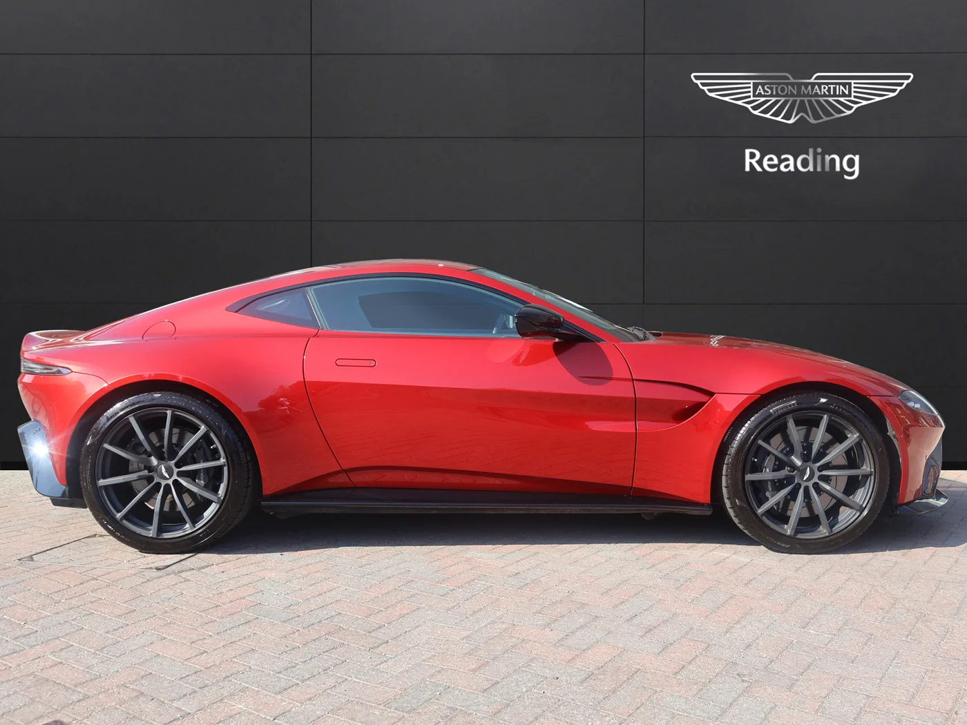 2023 Aston Martin V8 Vantage proposée par un groupe de concessions agréées à Pangbourne, Royaume-Uni, photo 15 sur 25
