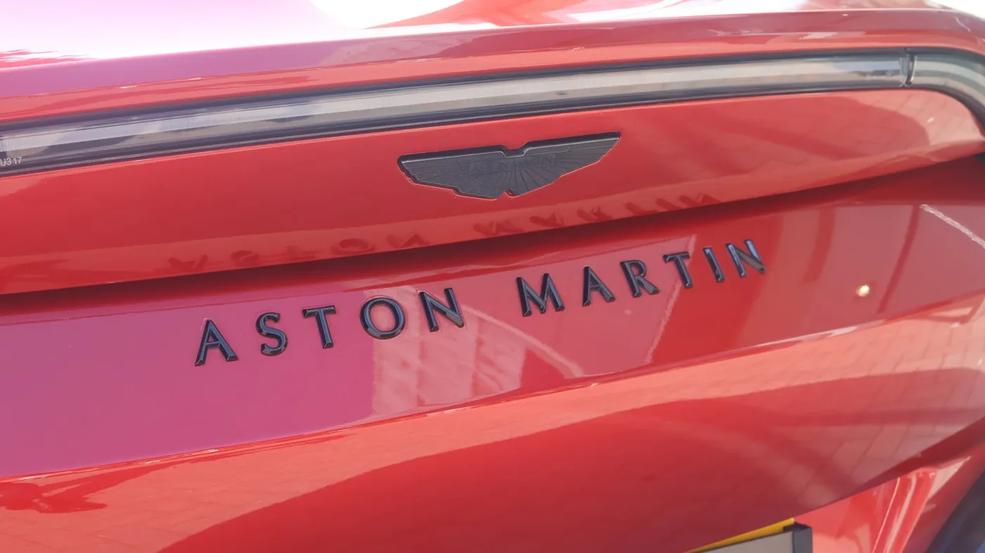 2023 Aston Martin V8 Vantage proposée par un groupe de concessions agréées à Pangbourne, Royaume-Uni, photo 17 sur 25