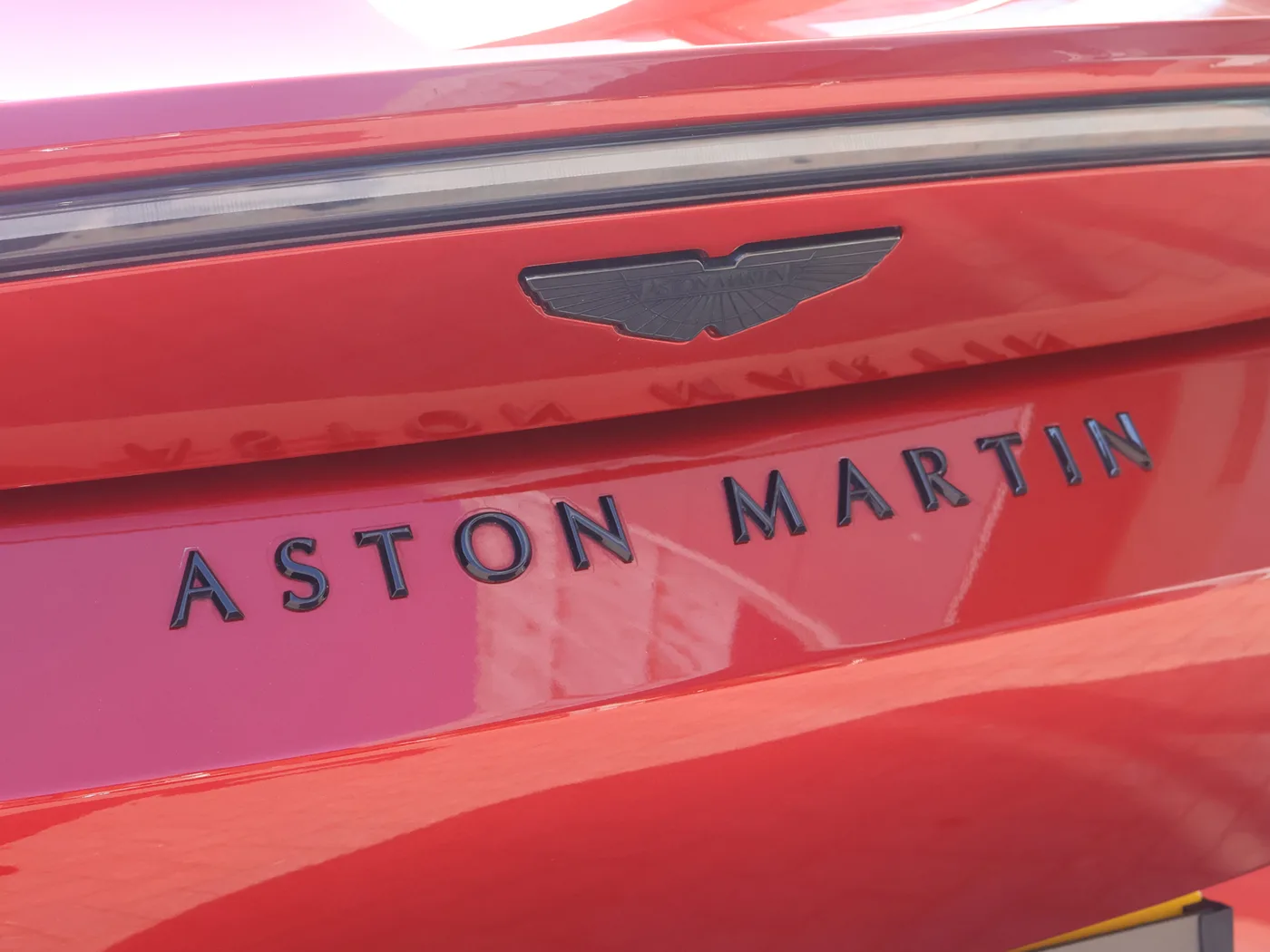 2023 Aston Martin V8 Vantage proposée par un groupe de concessions agréées à Pangbourne, Royaume-Uni, photo 21 sur 25