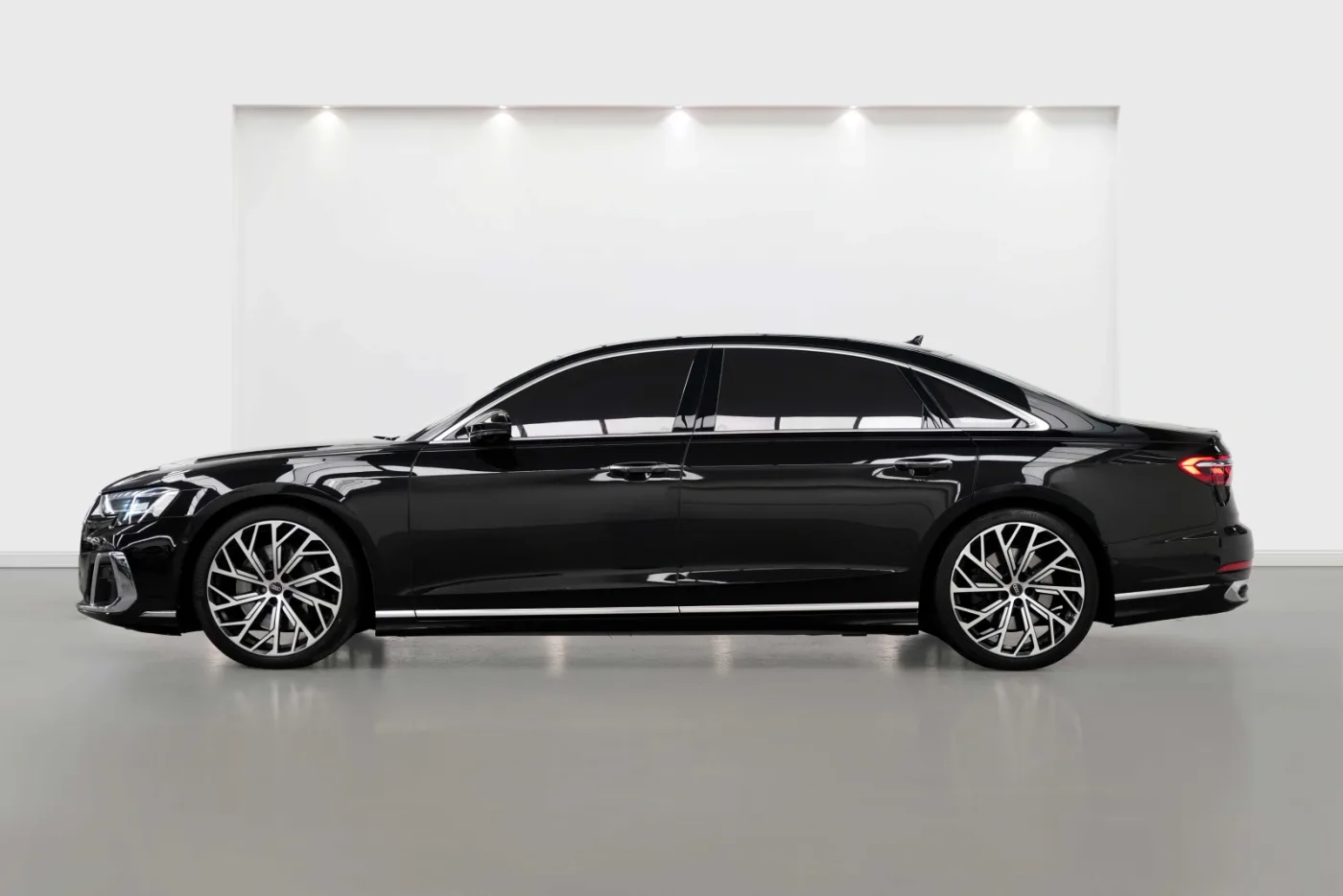 2023 Audi A8 L TFSI quattro proposée par un concessionnaire spécialisé à Dubai, Émirats arabes unis, photo 3 sur 10