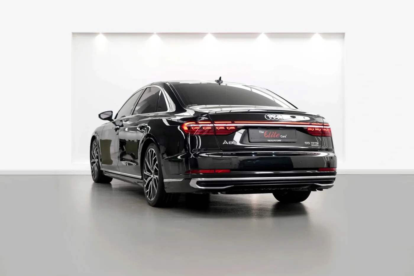 2023 Audi A8 L TFSI quattro proposée par un concessionnaire spécialisé à Dubai, Émirats arabes unis, photo 5 sur 10