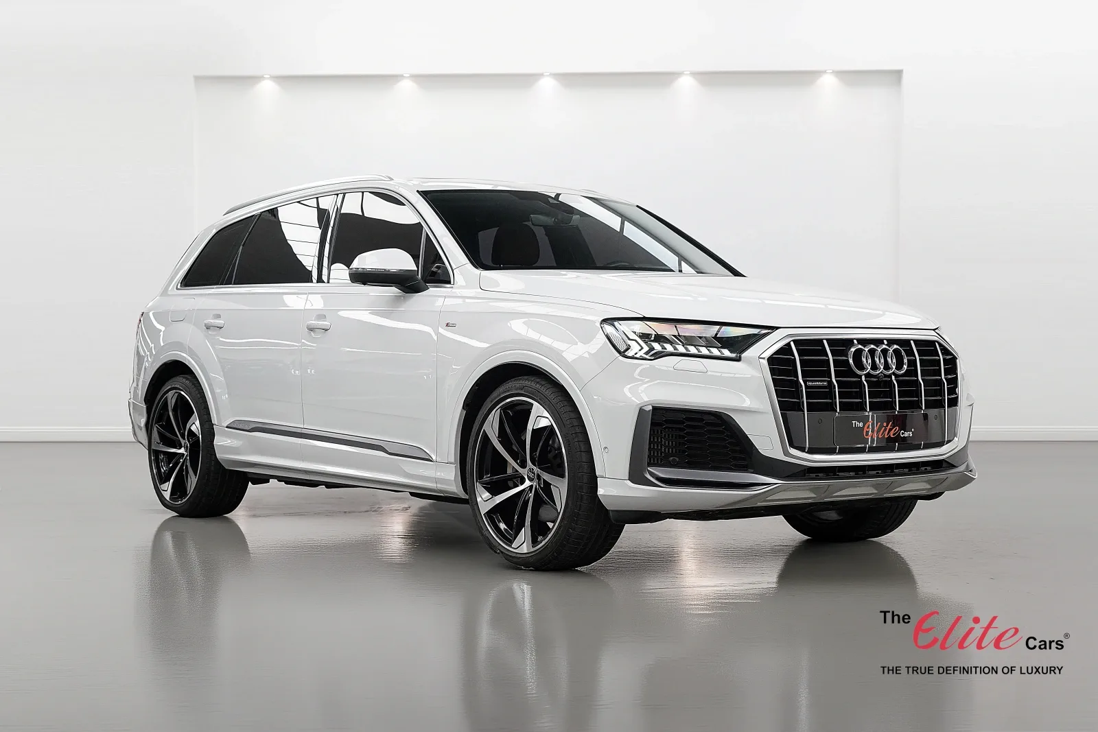 2023 Audi Q7 55 TFSI quattro angeboten von einem Fachhändler in Dubai, Vereinigte Arabische Emirate, Hauptfoto