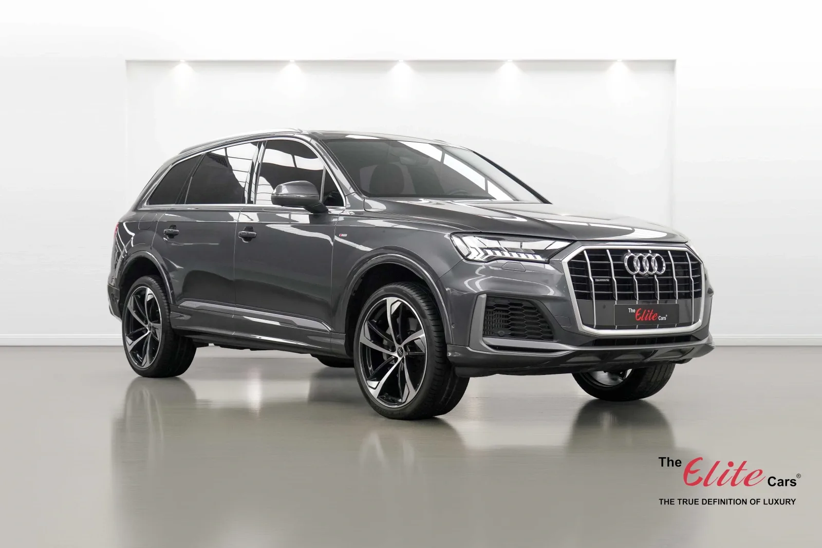 2023 Audi Q7 55 TFSI quattro angeboten von einem Fachhändler in Dubai, Vereinigte Arabische Emirate, Hauptfoto