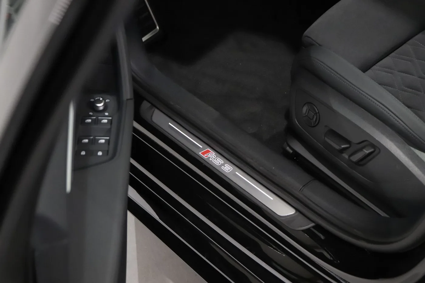 2023 Audi RS3 Sportback quattro offered by a supercar dealer in Zibido San Giacomo, Italy, photo 9 of 25