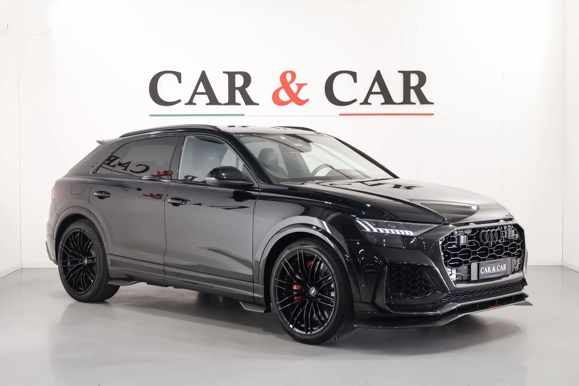 2023 Audi RS Q8 angeboten von einem Supersportwagenhändler in Zibido San Giacomo, Italien, Hauptfoto