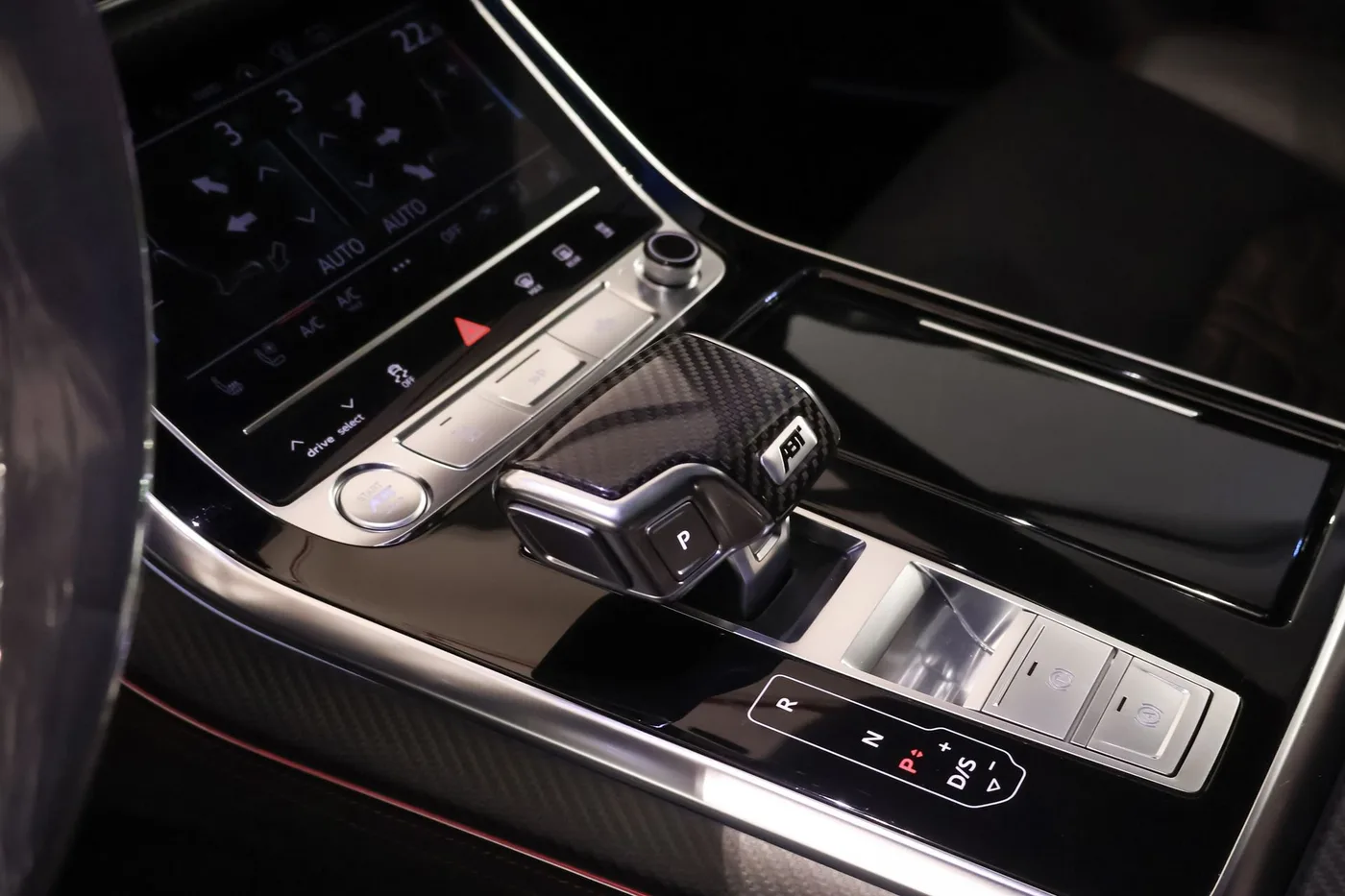 2023 Audi RS Q8 angeboten von einem Supersportwagenhändler in Zibido San Giacomo, Italien, Foto 10 von 25
