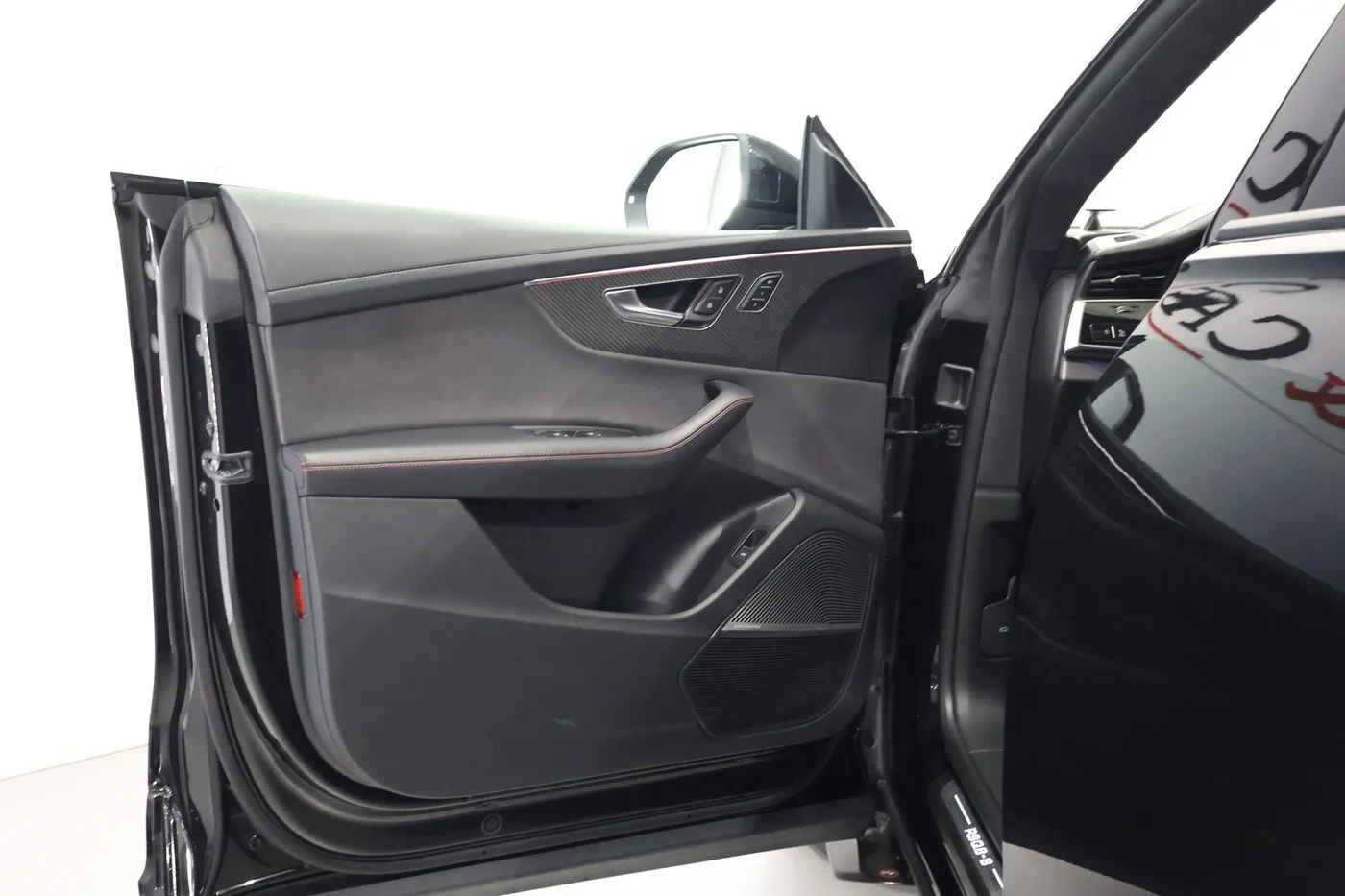 2023 Audi RS Q8 angeboten von einem Supersportwagenhändler in Zibido San Giacomo, Italien, Foto 15 von 25