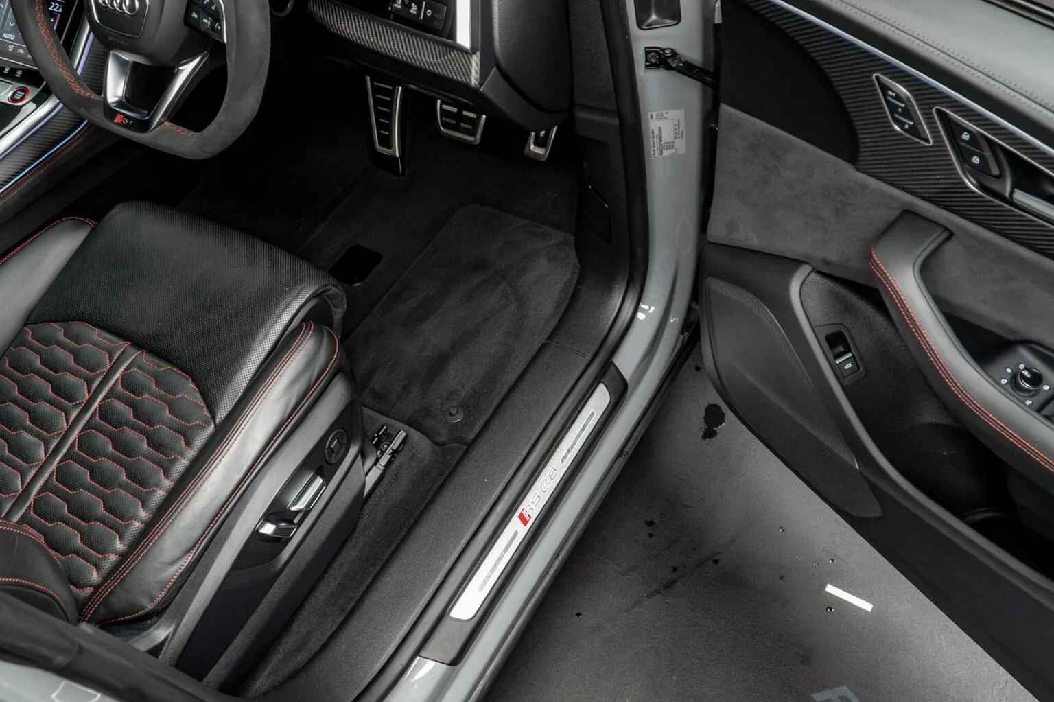 2023 Audi RS Q8 Carbon Black, 27/30