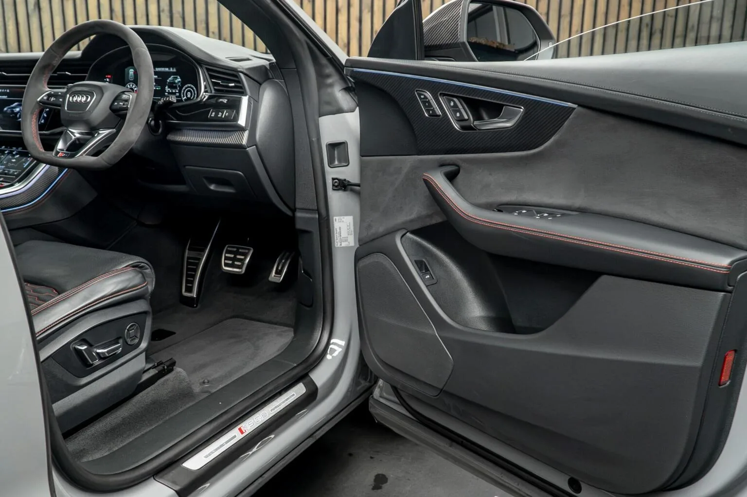 2023 Audi RS Q8 Carbon Black, 29/30