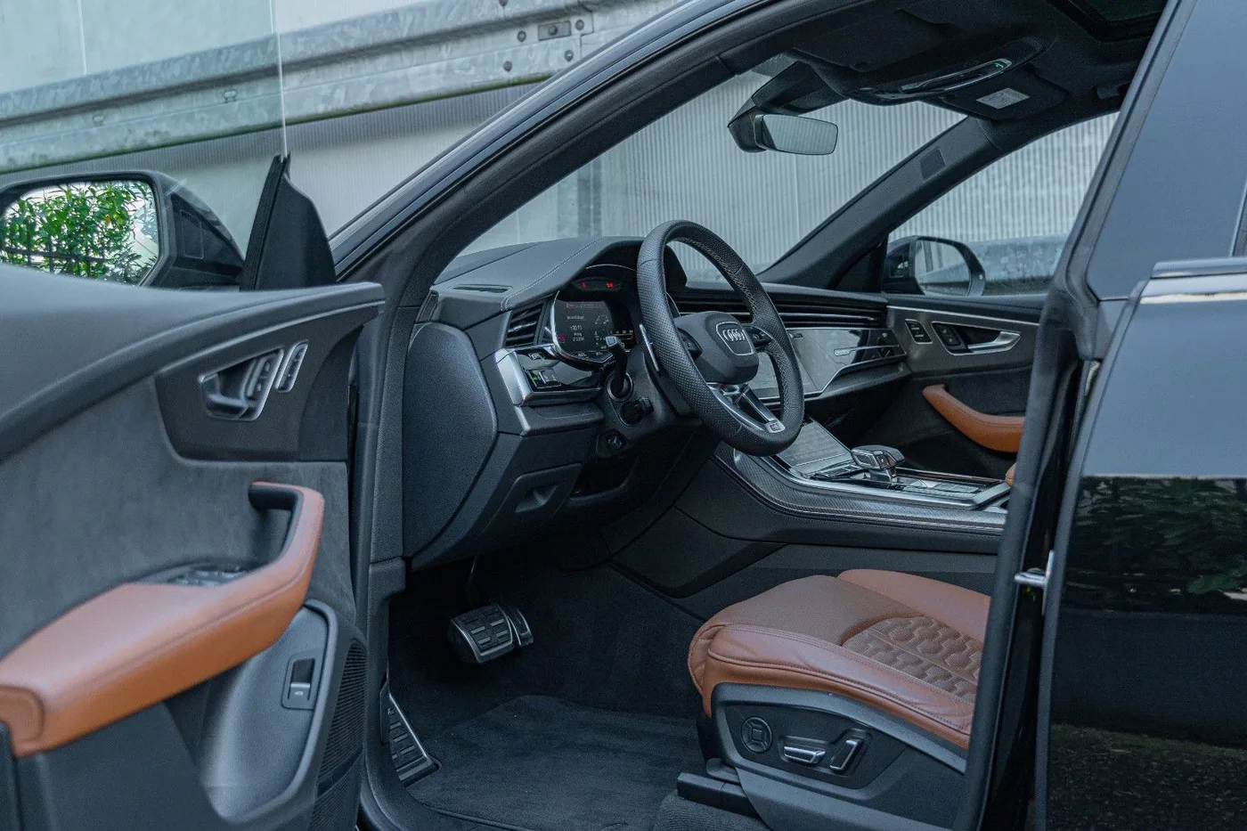 2023 Audi RS Q8 offered by a supercar dealer in Gronau, Germany, photo 16 of 25