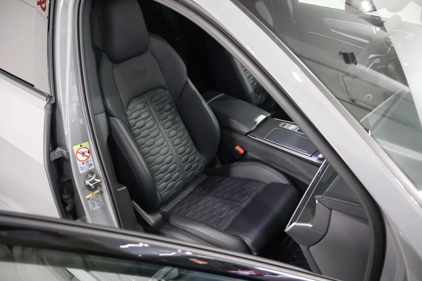 2023 Audi RS6 Avant offered by a supercar dealer in Zibido San Giacomo, Italy, photo 9 of 24