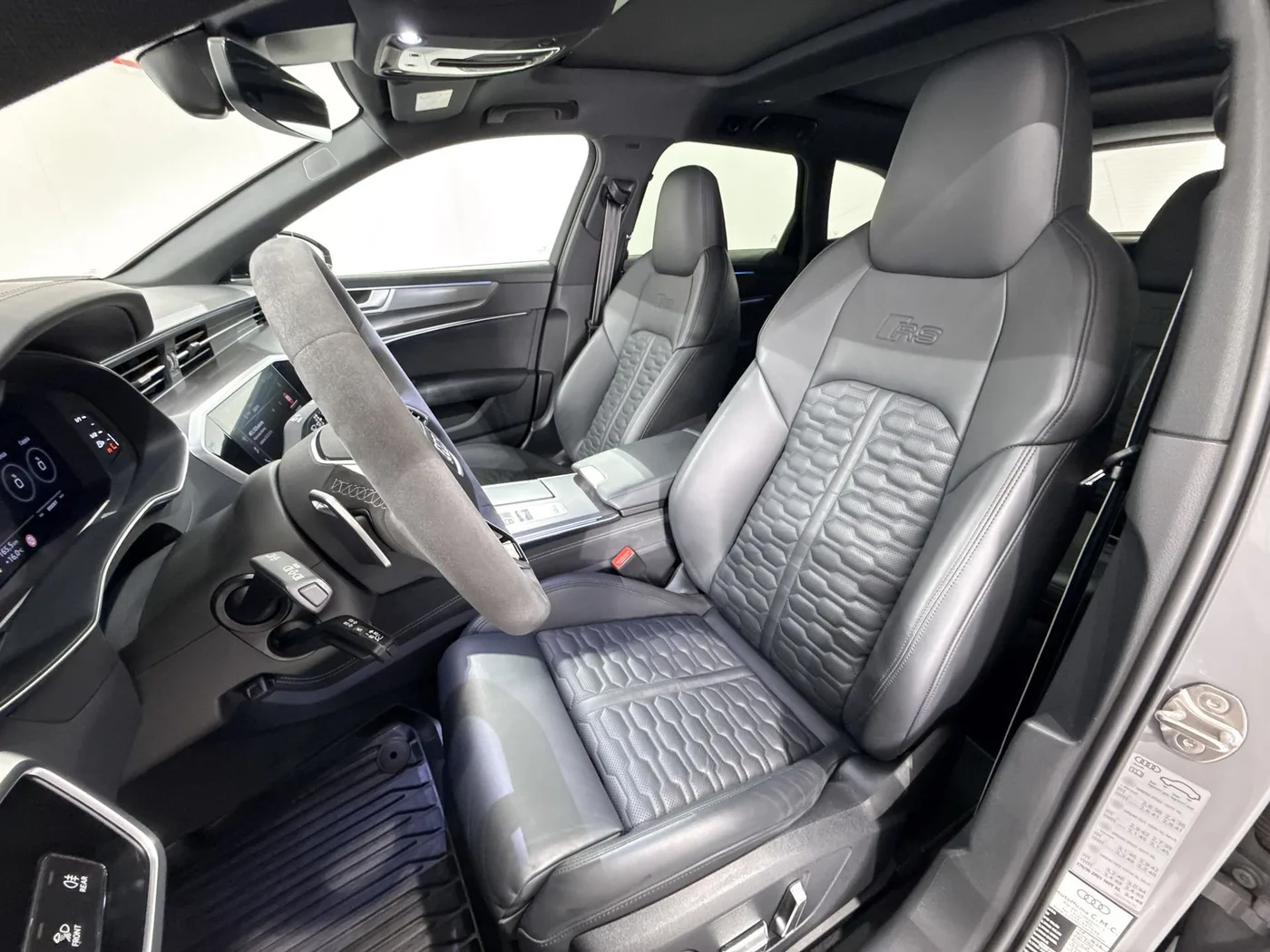 2023 Audi RS6 Avant offered by a supercar dealer in Zibido San Giacomo, Italy, photo 17 of 24