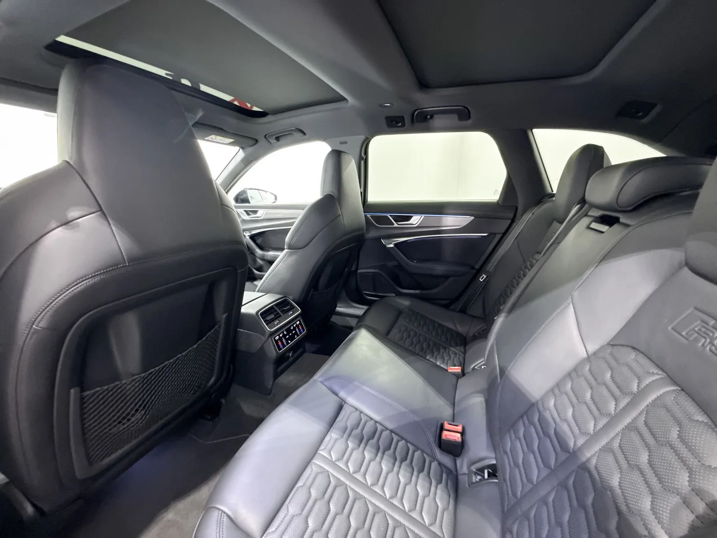 2023 Audi RS6 Avant offered by a supercar dealer in Zibido San Giacomo, Italy, photo 18 of 24