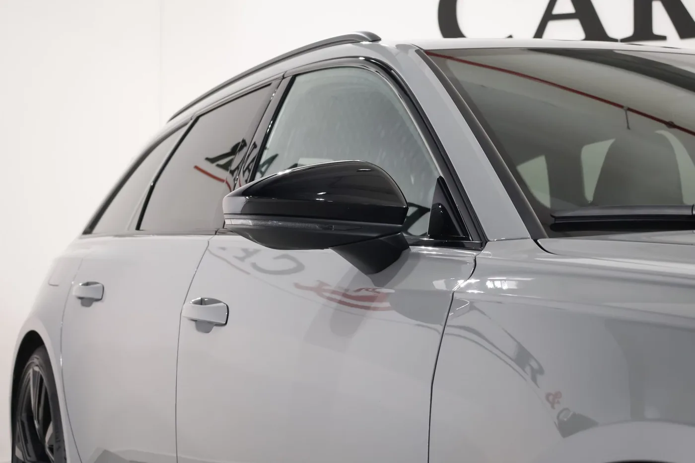 2023 Audi RS6 Avant offered by a supercar dealer in Zibido San Giacomo, Italy, photo 23 of 24