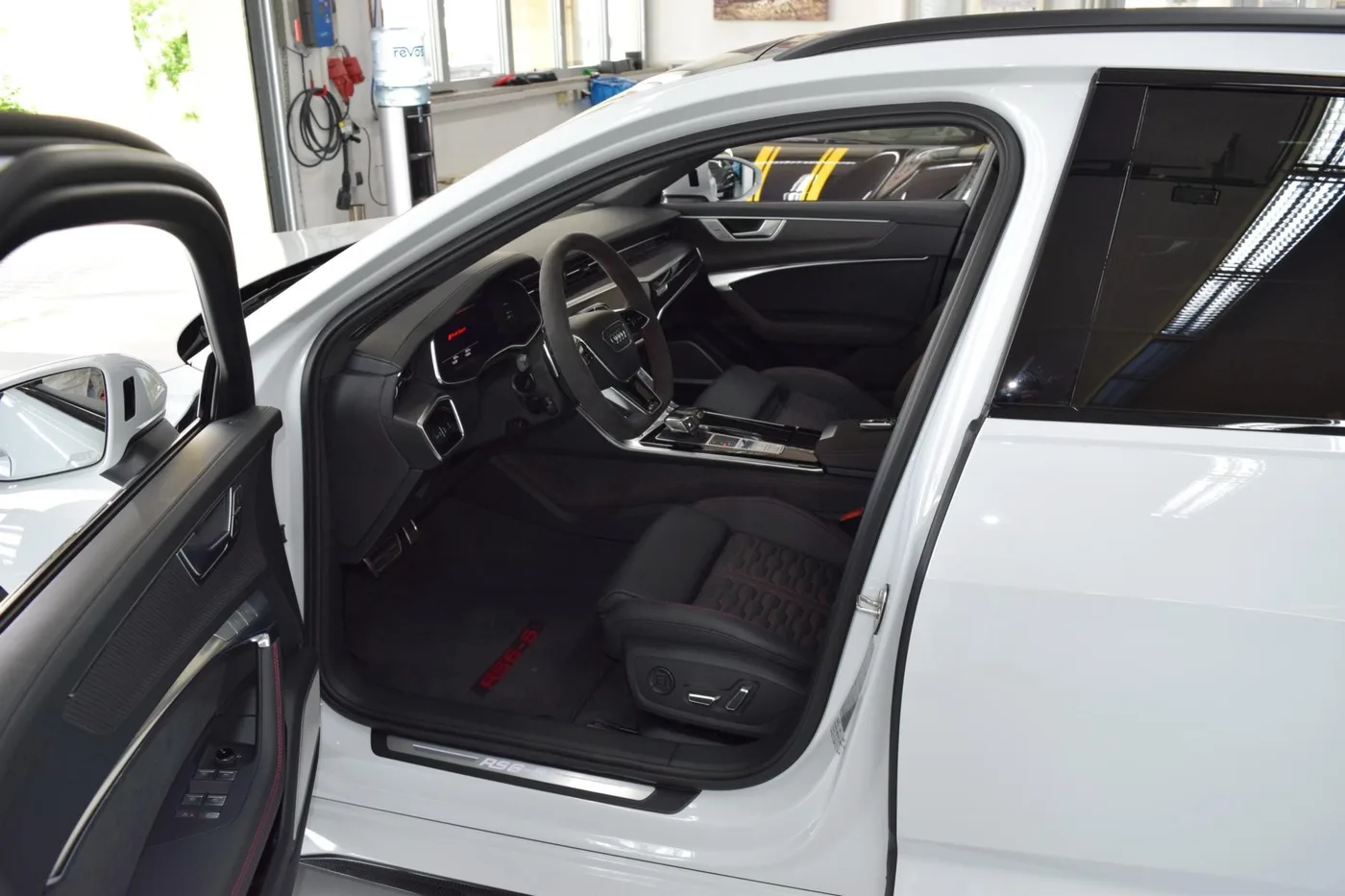 2023 Audi RS6 Avant ABT Power S offered by a specialist dealer in Pfaffenhofen an der Ilm, Germany, photo 2 of 15