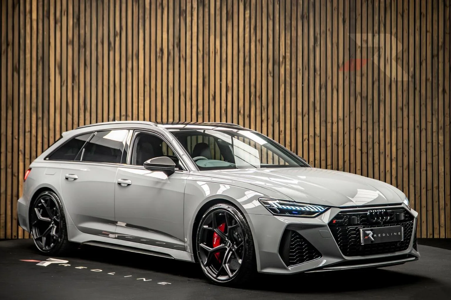2023 Audi RS6 Avant Performance en un concesionario especializado de Knaresborough, Reino Unido, foto principal