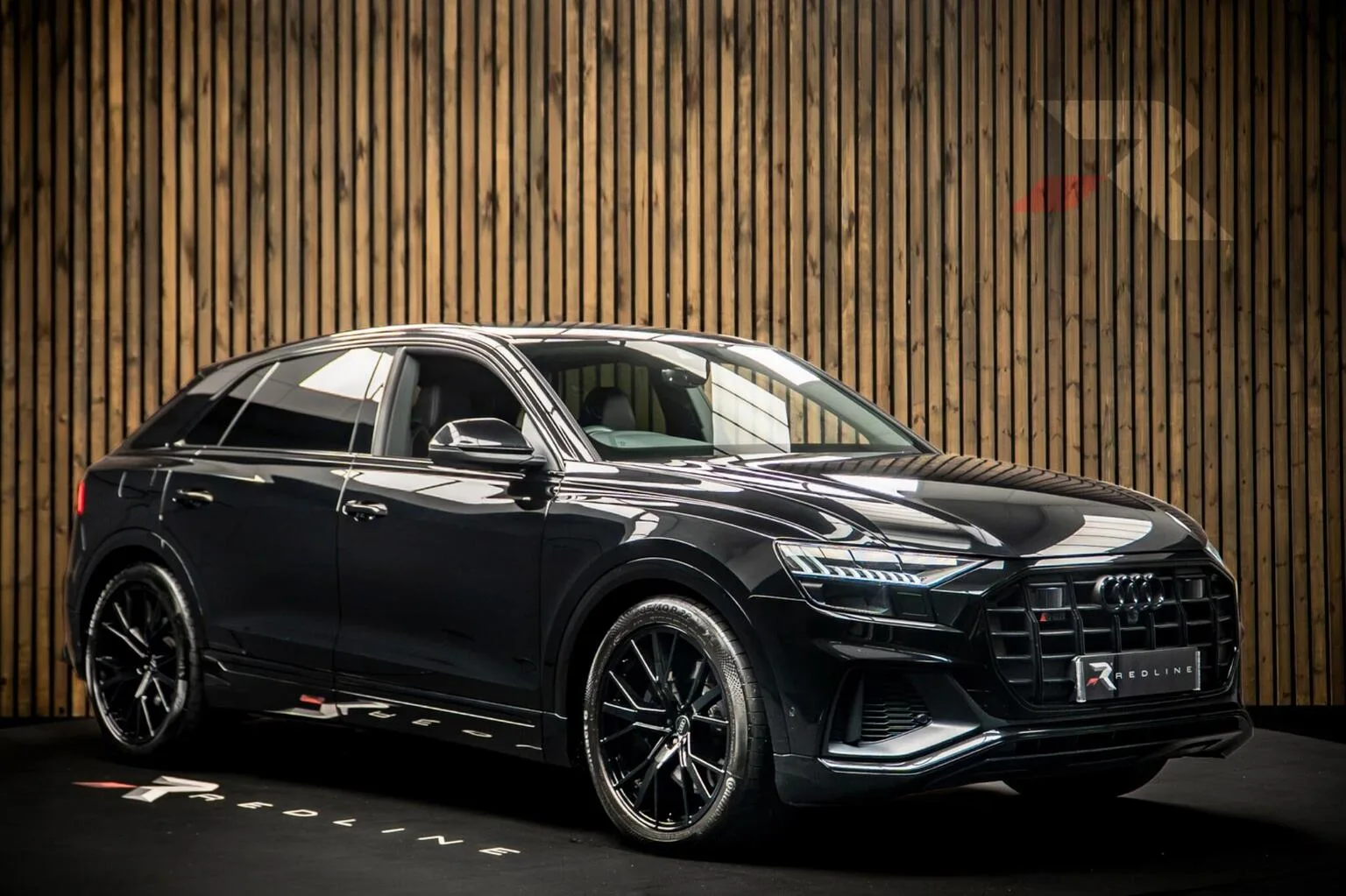2023 Audi SQ8 en un concesionario especializado de Knaresborough, Reino Unido, foto principal