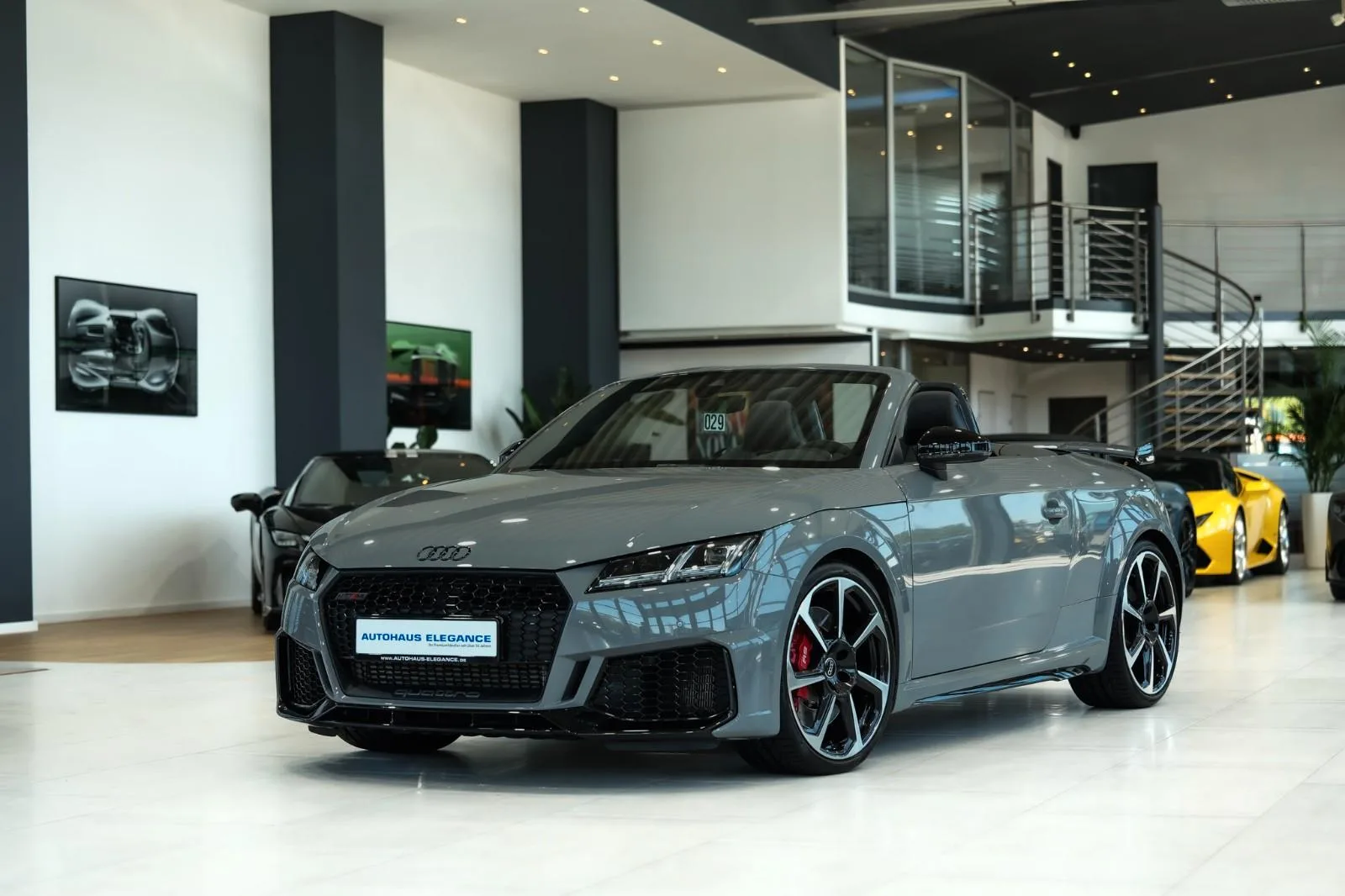 2023 Audi TT RS Roadster angeboten von einem Fachhändler in Köln, Deutschland, Hauptfoto