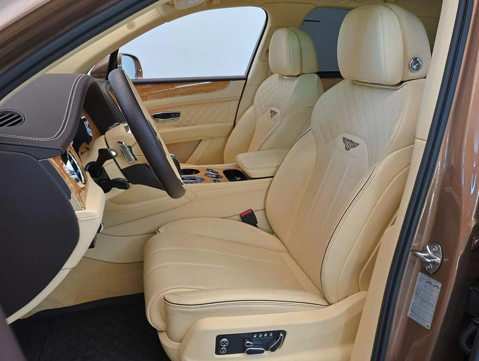 2023 Bentley Bentayga Azure Hybrid, 8/22