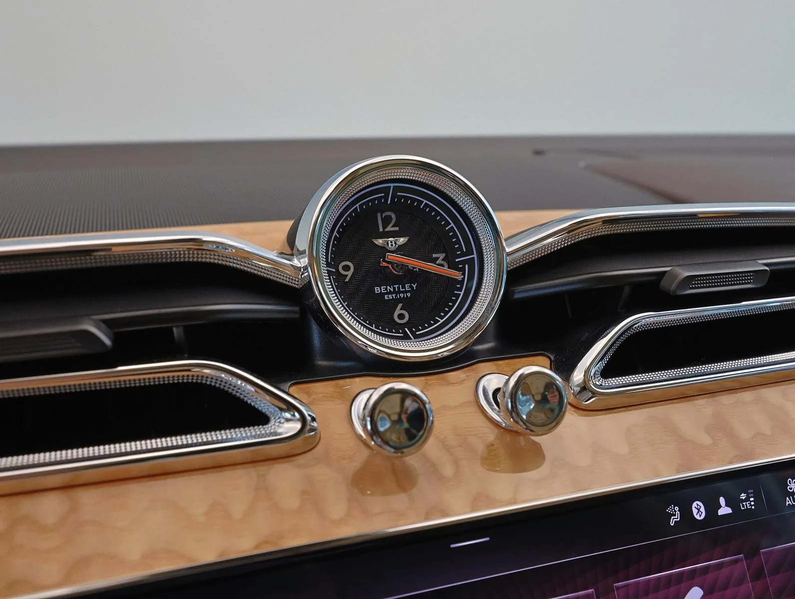 2023 Bentley Bentayga Azure Hybrid, 15/22