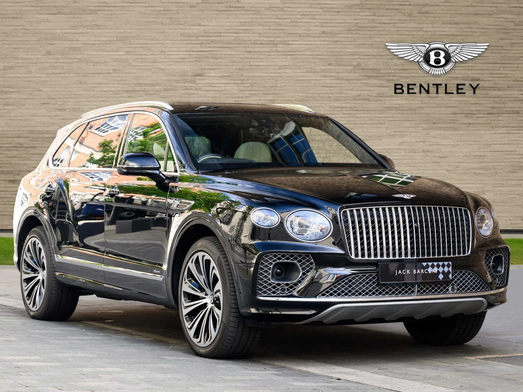 2023 Bentley Bentayga EWB proposée par un groupe de concessions agréées à London, Royaume-Uni, photo principale