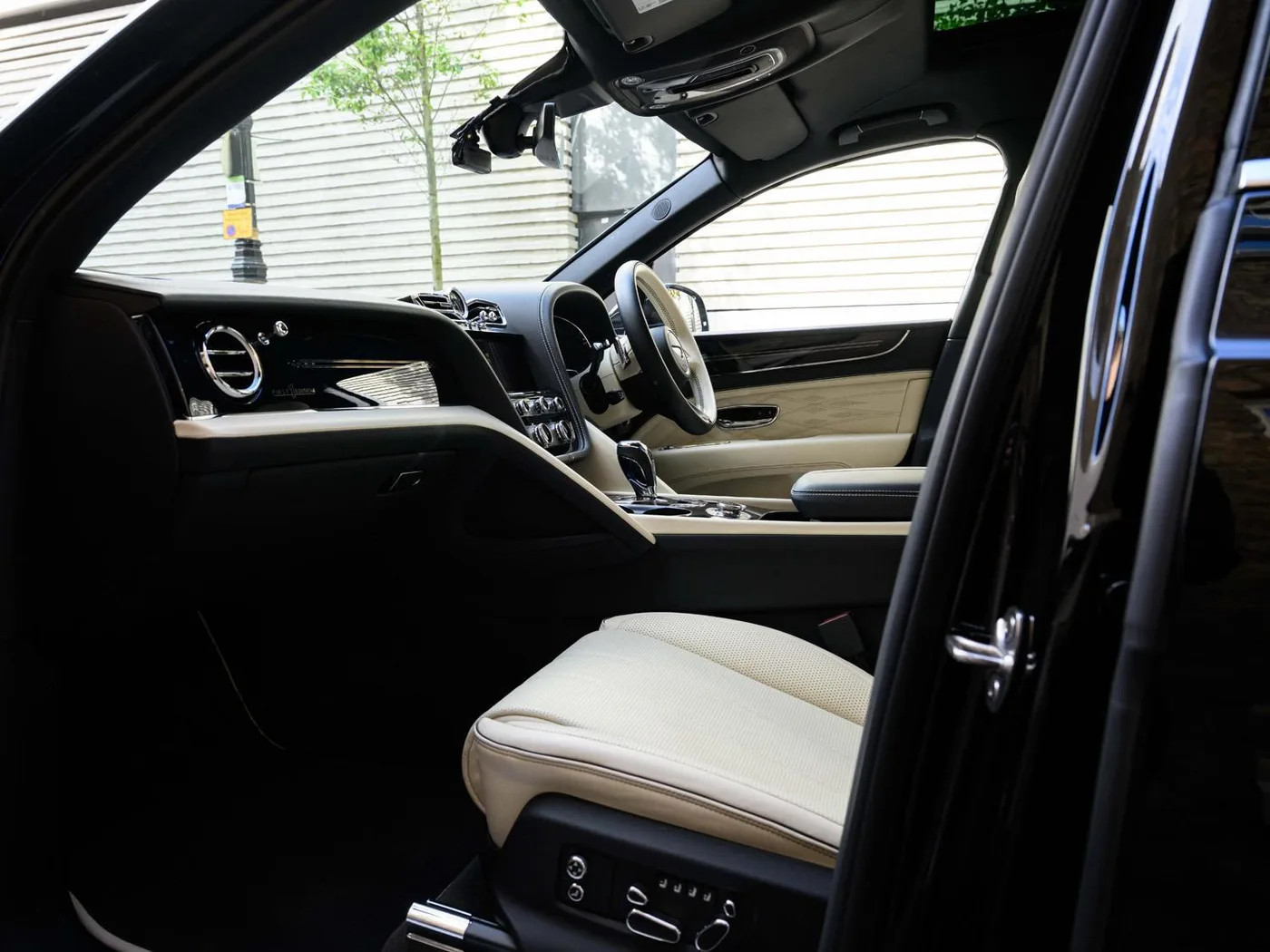 2023 Bentley Bentayga EWB angeboten von einer Vertragshändlergruppe in London, Vereinigtes Königreich, Foto 2 von 25