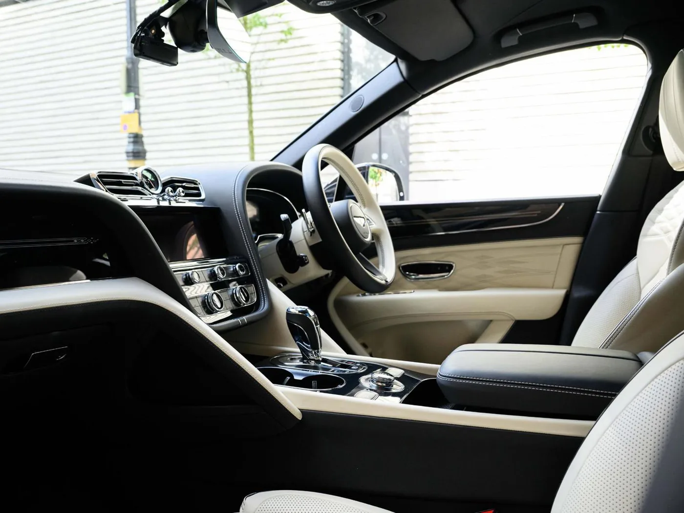 2023 Bentley Bentayga EWB angeboten von einer Vertragshändlergruppe in London, Vereinigtes Königreich, Foto 10 von 25