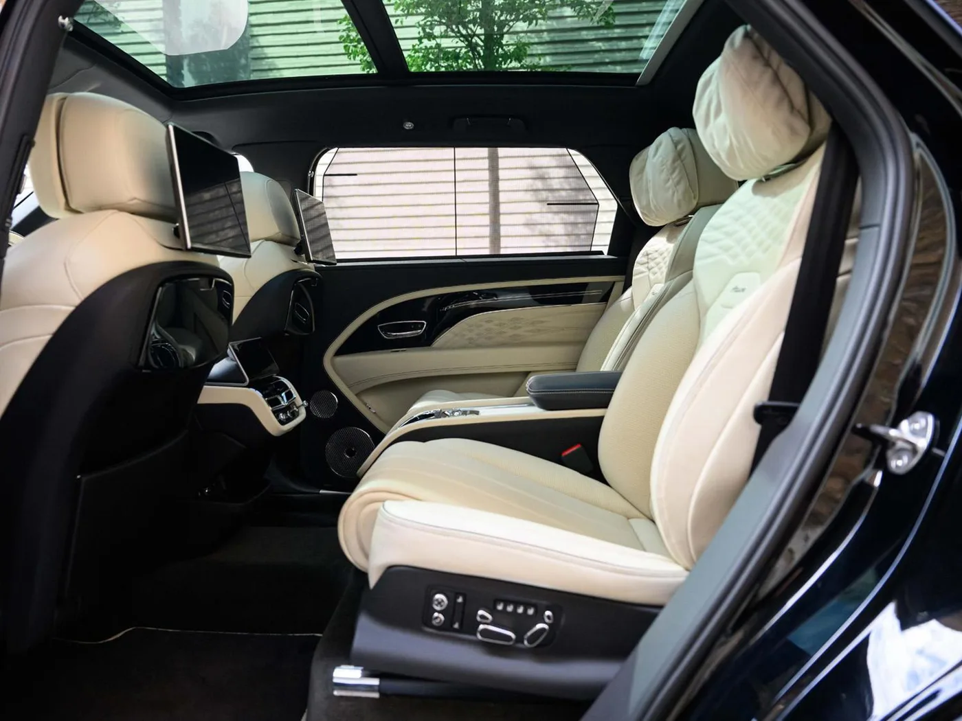 2023 Bentley Bentayga EWB angeboten von einer Vertragshändlergruppe in London, Vereinigtes Königreich, Foto 16 von 25