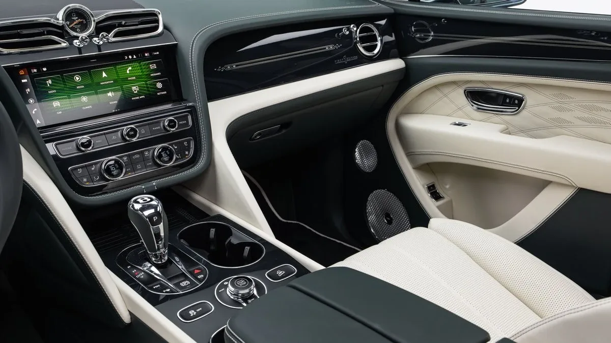 2023 Bentley Bentayga EWB proposée par un concessionnaire spécialisé à Dubai, Émirats arabes unis, photo 16 sur 25