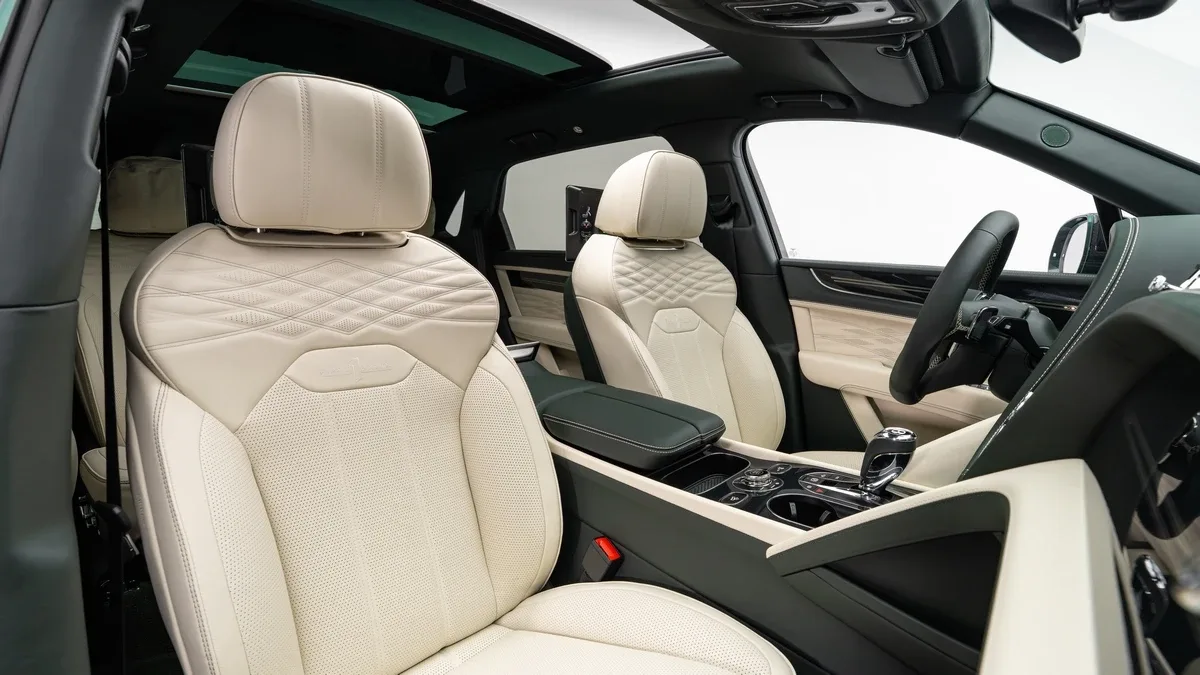 2023 Bentley Bentayga EWB proposée par un concessionnaire spécialisé à Dubai, Émirats arabes unis, photo 21 sur 25