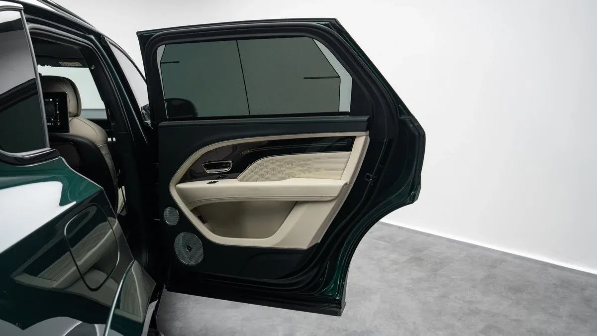 2023 Bentley Bentayga EWB proposée par un concessionnaire spécialisé à Dubai, Émirats arabes unis, photo 22 sur 25