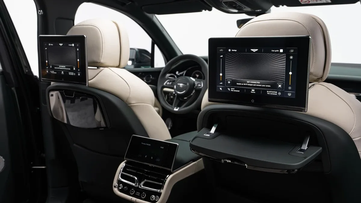 2023 Bentley Bentayga EWB proposée par un concessionnaire spécialisé à Dubai, Émirats arabes unis, photo 24 sur 25