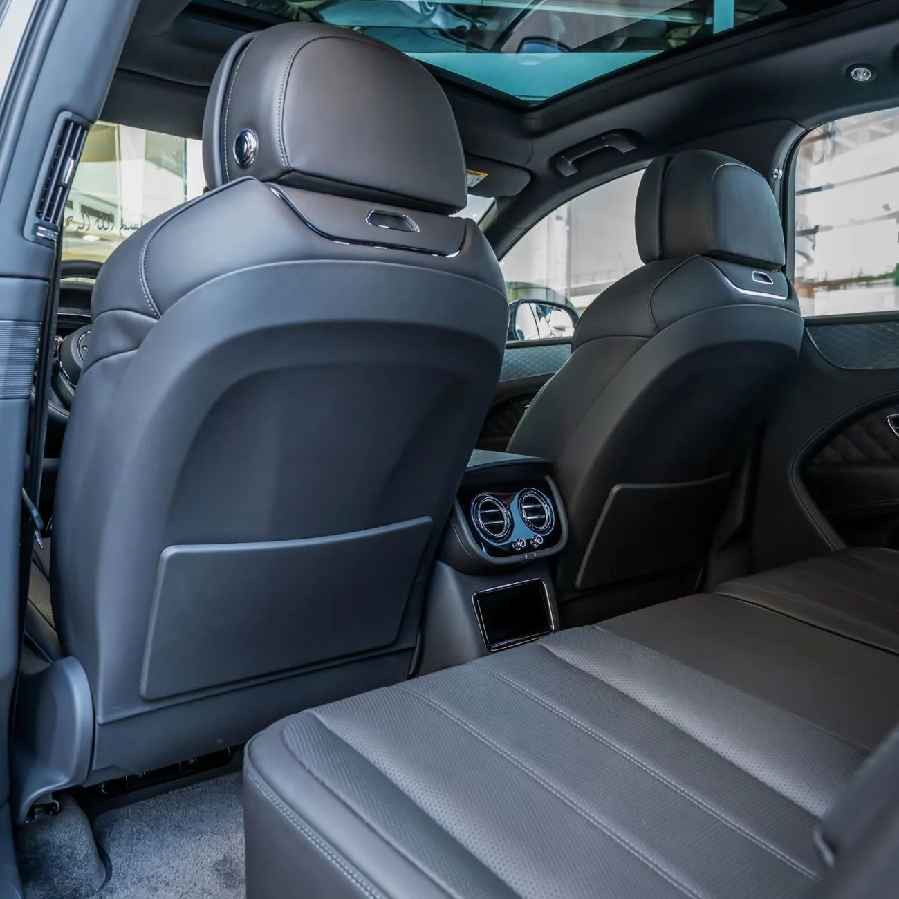 2023 Bentley Bentayga S angeboten von einem Fachhändler in Dubai, Vereinigte Arabische Emirate, Foto 7 von 16