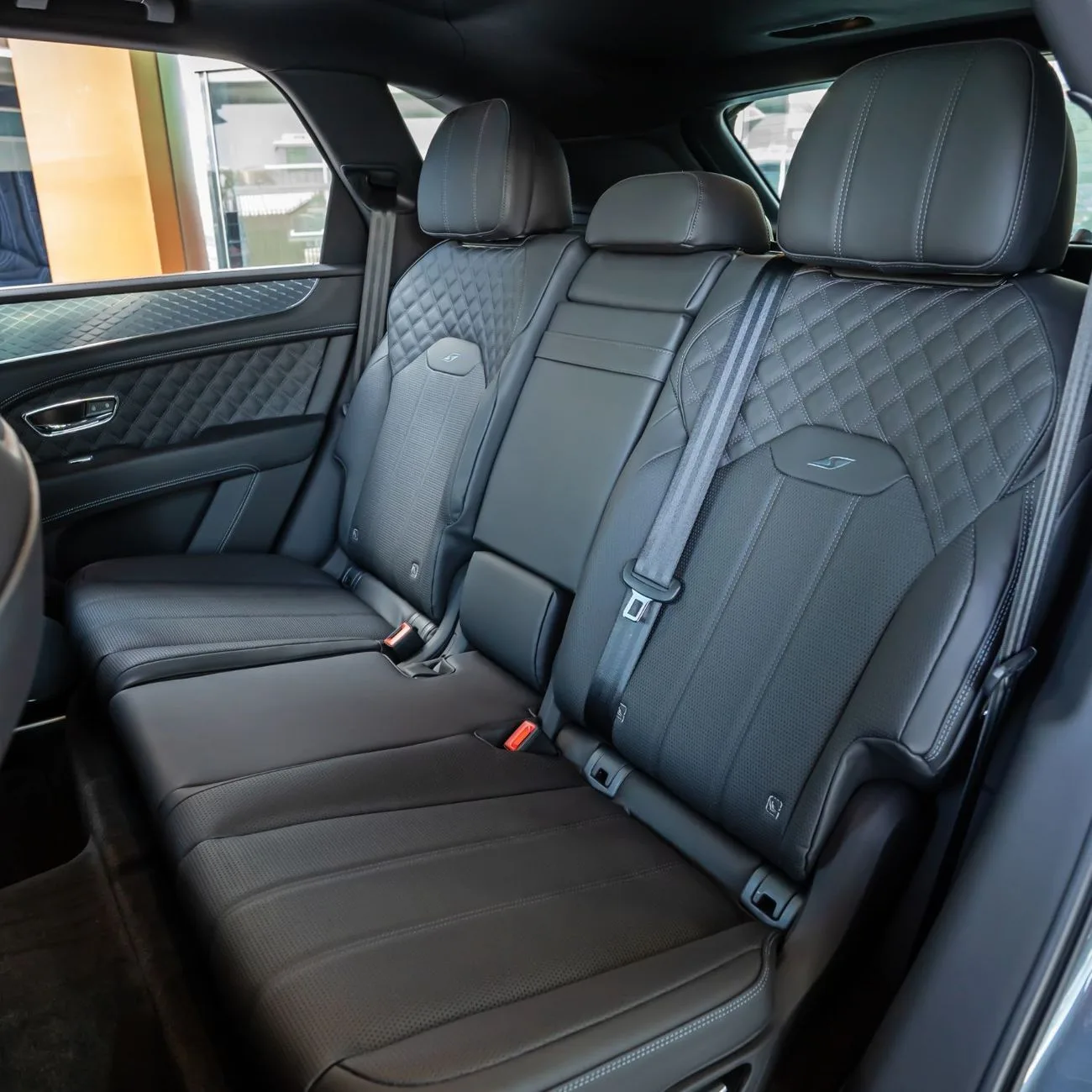 2023 Bentley Bentayga S angeboten von einem Fachhändler in Dubai, Vereinigte Arabische Emirate, Foto 10 von 16