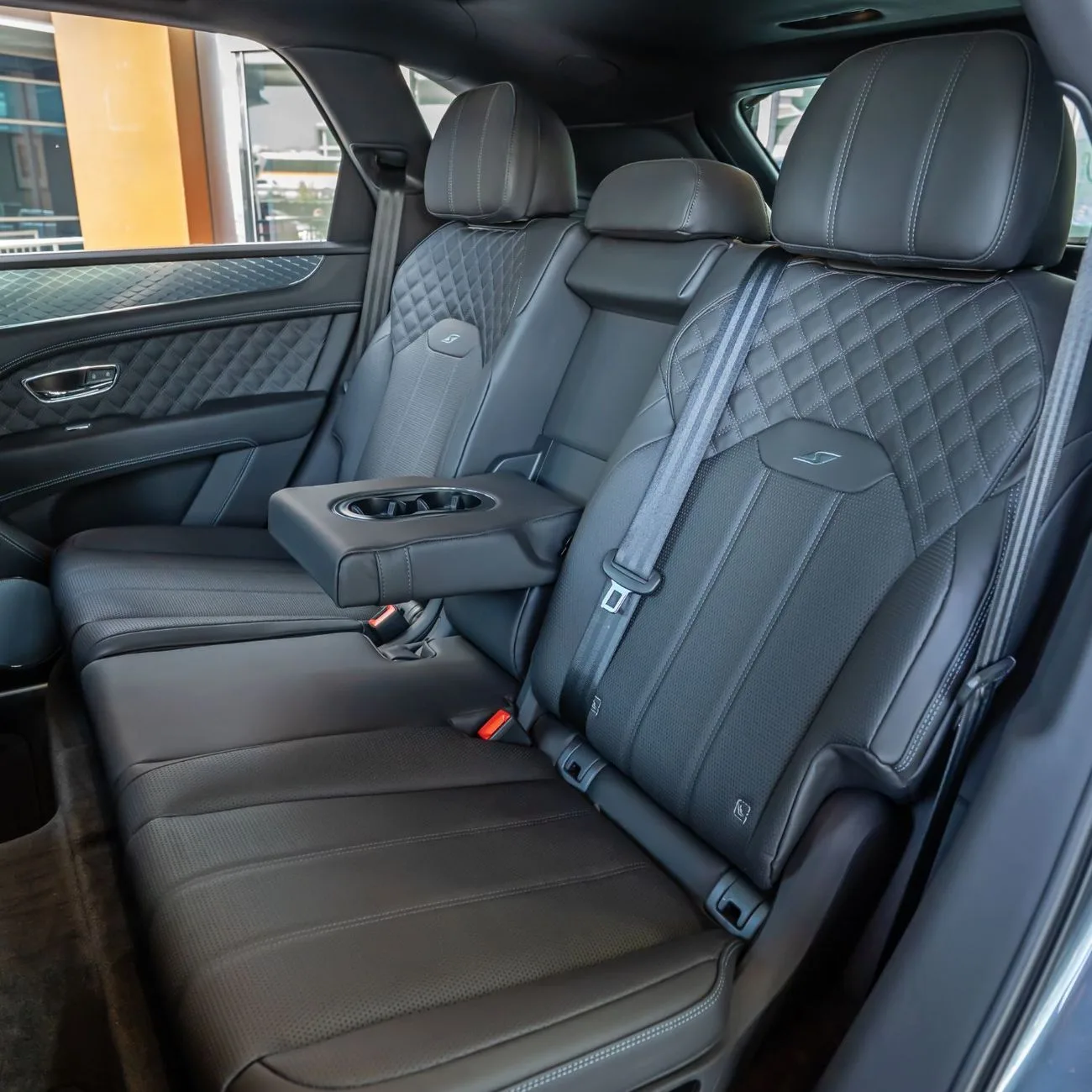 2023 Bentley Bentayga S angeboten von einem Fachhändler in Dubai, Vereinigte Arabische Emirate, Foto 11 von 16