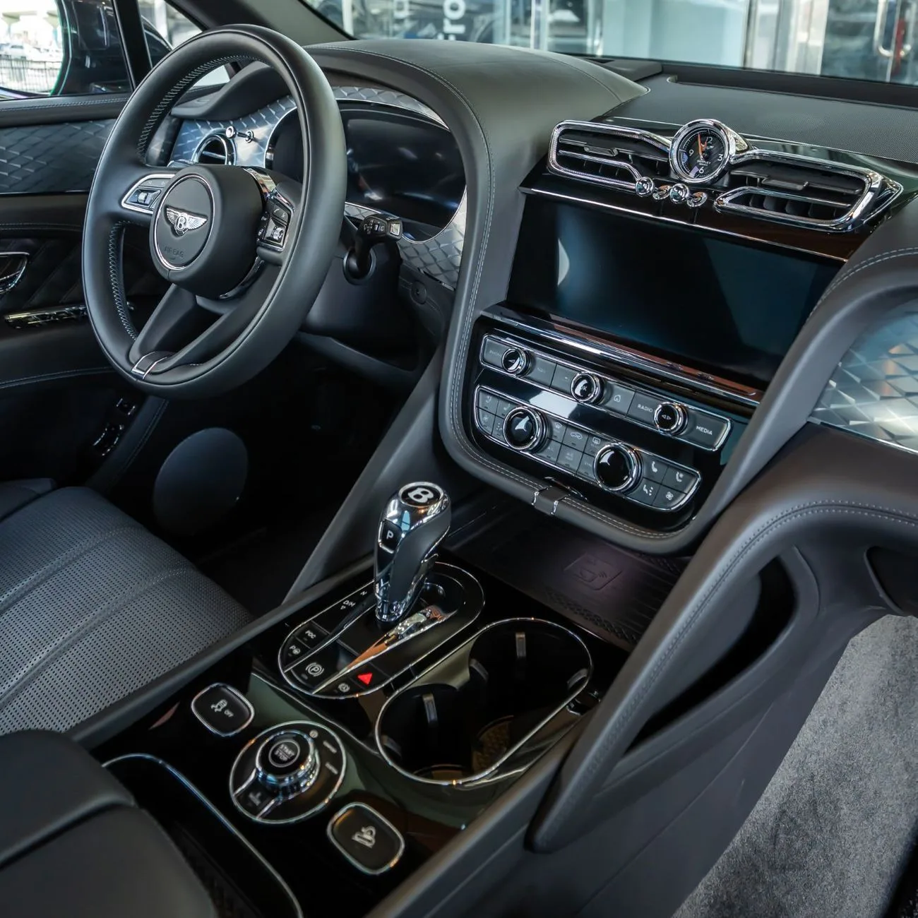 2023 Bentley Bentayga S angeboten von einem Fachhändler in Dubai, Vereinigte Arabische Emirate, Foto 15 von 16