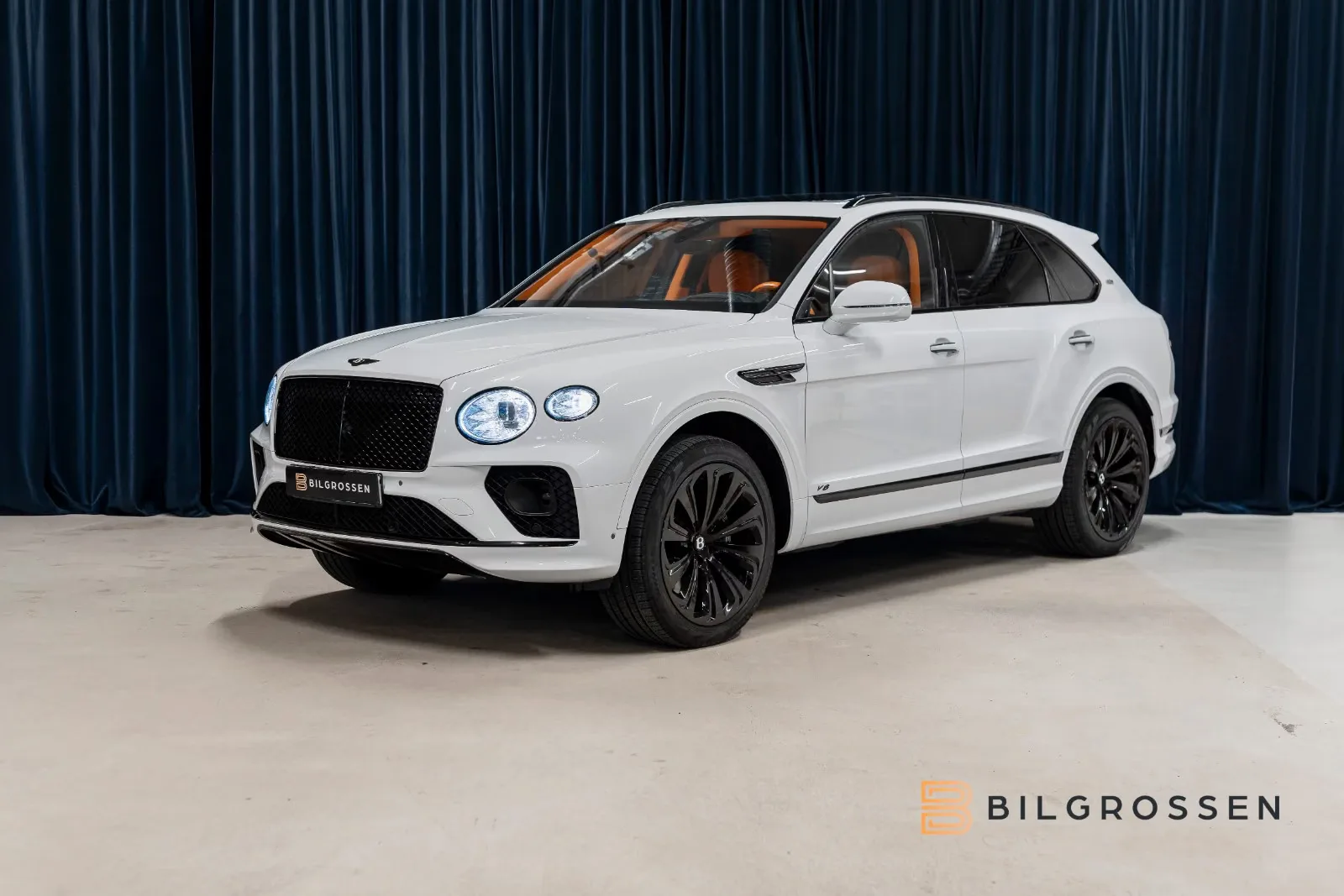 2023 Bentley Bentayga V8 First Edition proposée par un concessionnaire spécialisé à Täby, Suède, photo principale