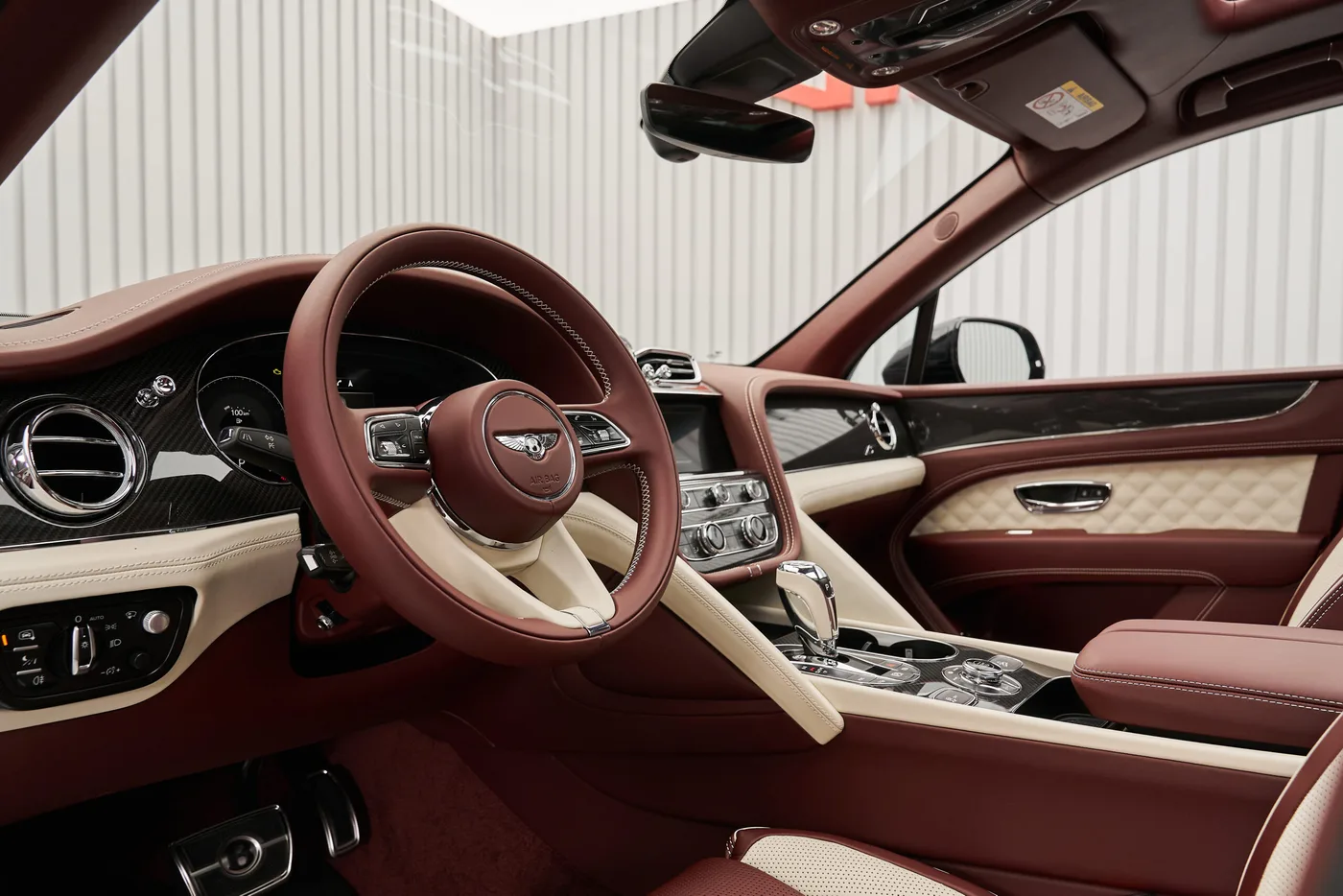 2023 Bentley Bentayga S V8 angeboten von einem Fachhändler in Dubai, Vereinigte Arabische Emirate, Foto 10 von 10
