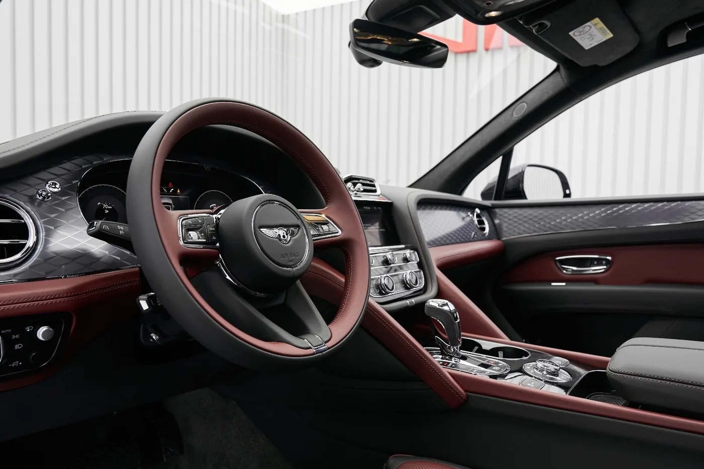 2023 Bentley Bentayga S V8 angeboten von einem Fachhändler in Dubai, Vereinigte Arabische Emirate, Foto 9 von 10